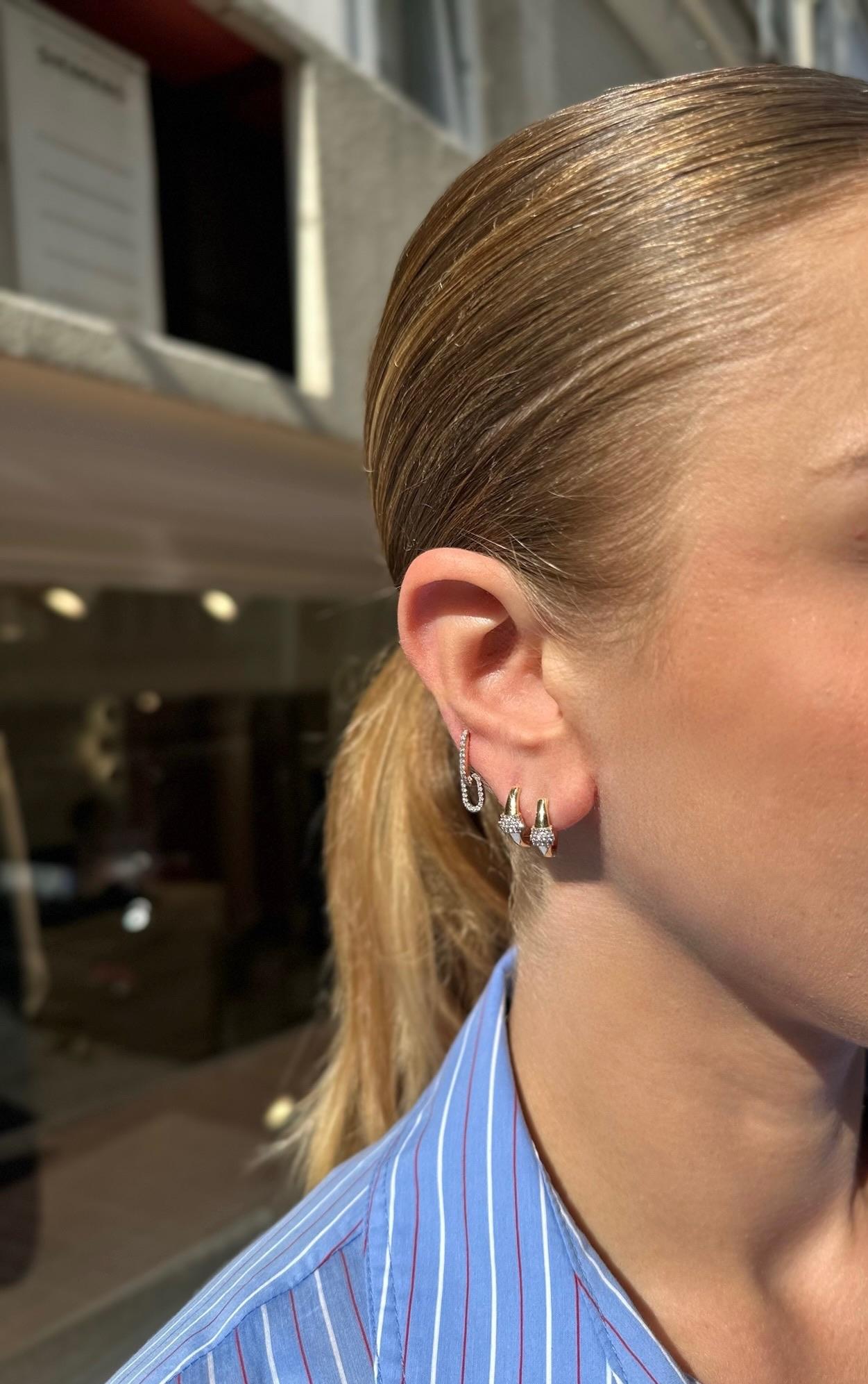 Serie Moonlight Dreireihige Diamant-Mini-Ohrringe (Brillantschliff) im Angebot