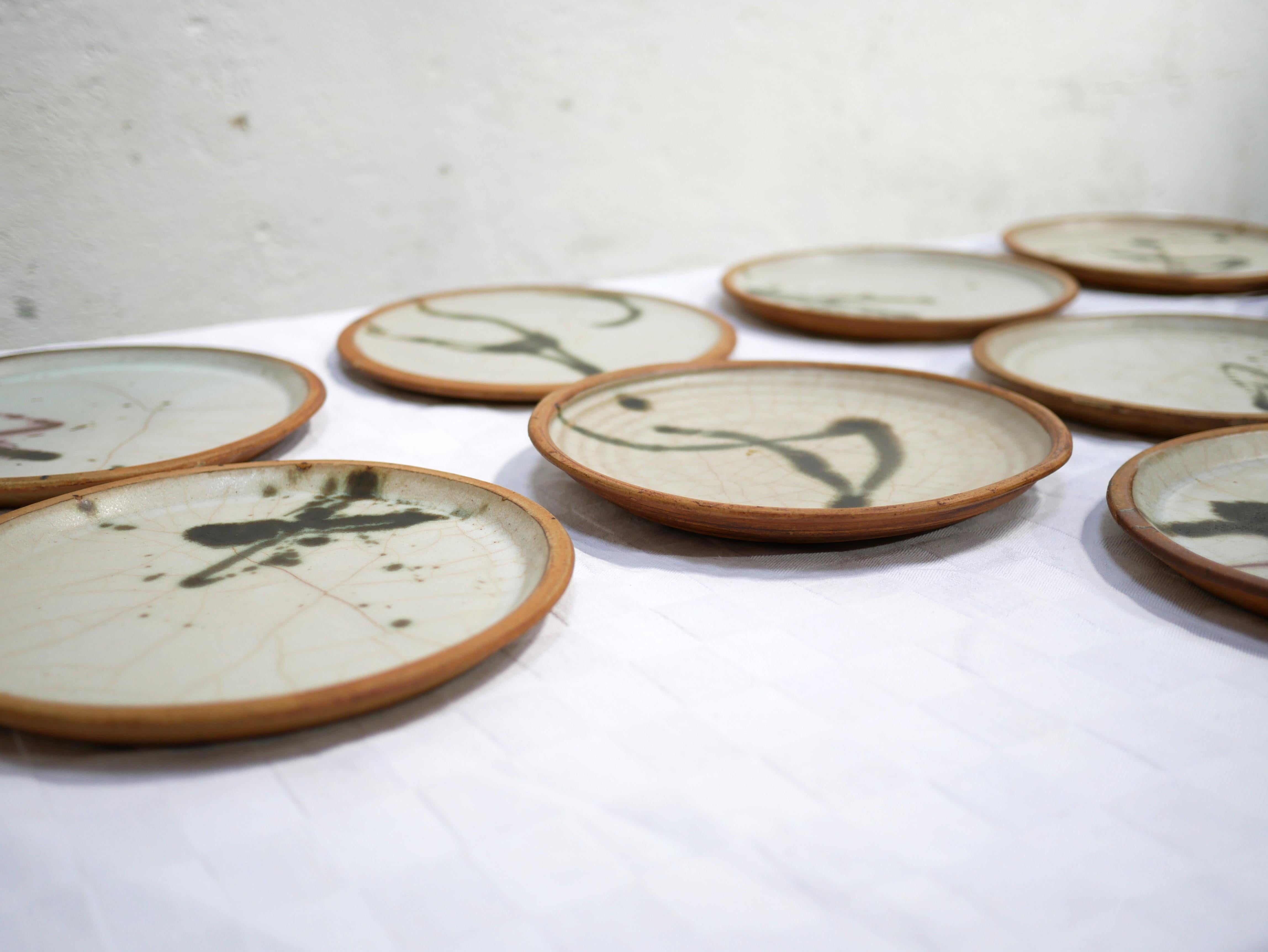 Series of 10 stoneware plates designed by Madeleine Brault for Poterie de la Colombe in the 1960s.

With their modern shape and mineral hue, they will be perfect in a natural, refined and delicate decoration.
Crockery with a timeless and