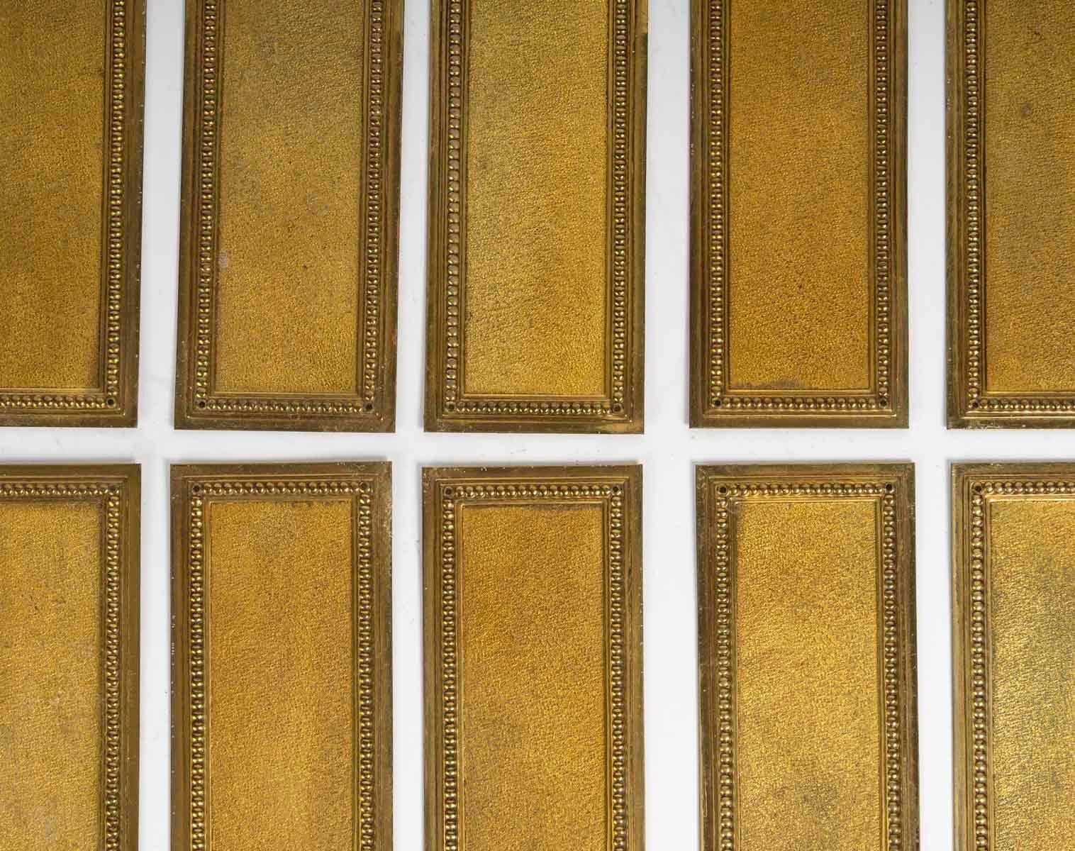 Serie di 11 coppie di targhe per porte, decorazione di porte, XIX secolo.

Set di 11 coppie di targhe per porte in ottone dorato e patinato, XIX secolo, periodo Napoleone III.
H: 22cm, L: 6cm, P: 0,2cm