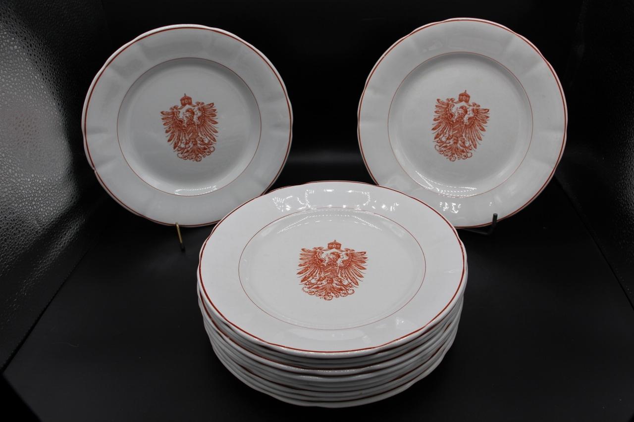 Serie von 12 Tellern aus dem persönlichen Service Wilhelms II. für den kaiserlichen Palast von Straßburg. Einige haben Gebrauchsspuren sowie kleine Originalfehler (Brandrisse). Identisches Modell: - Museum Gravelotte - Museum Schloss Haut