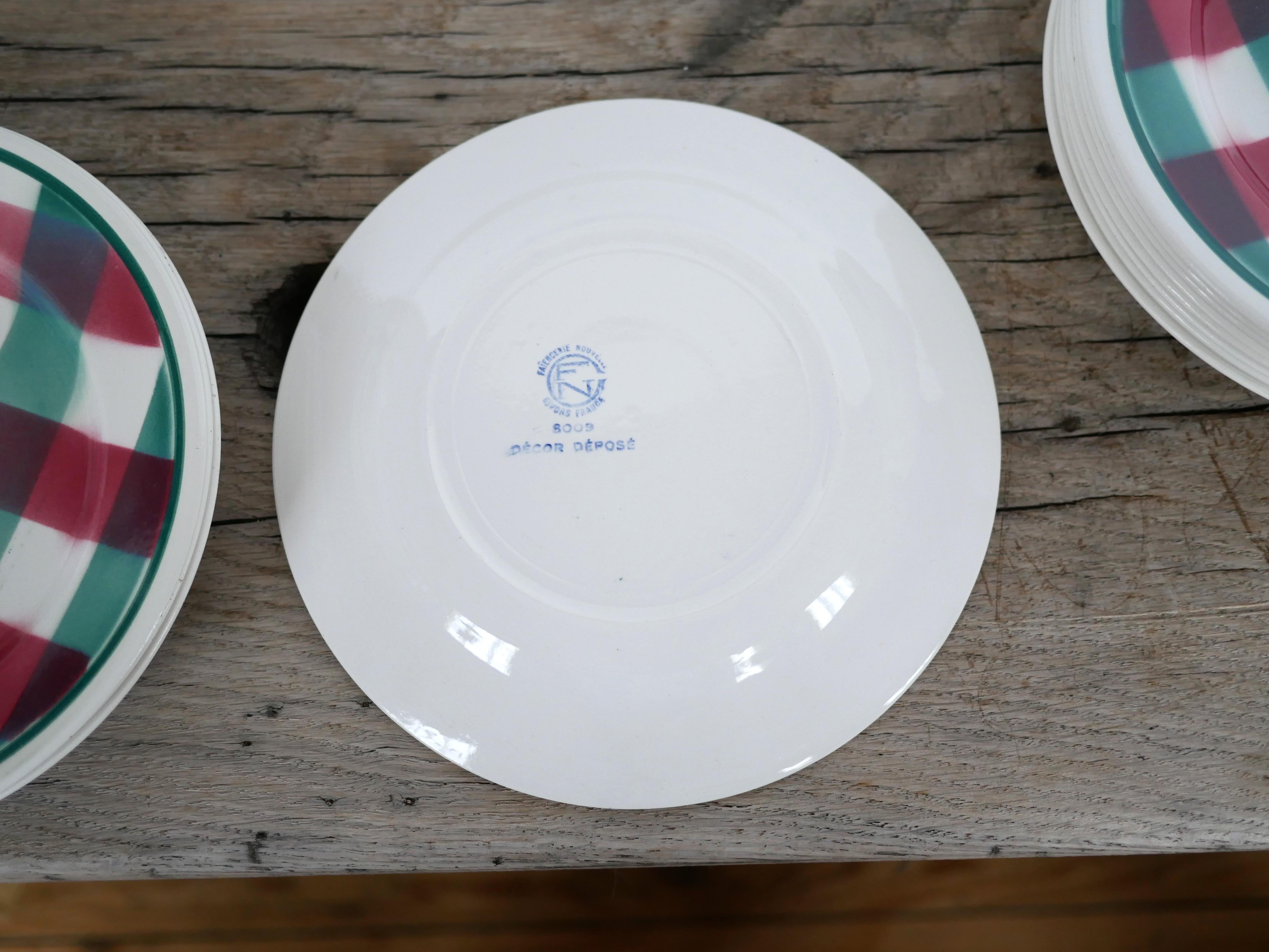Français Série de 12 assiettes à dessert en céramique vintage de la Faïencerie Nouvelle, Givors Franc