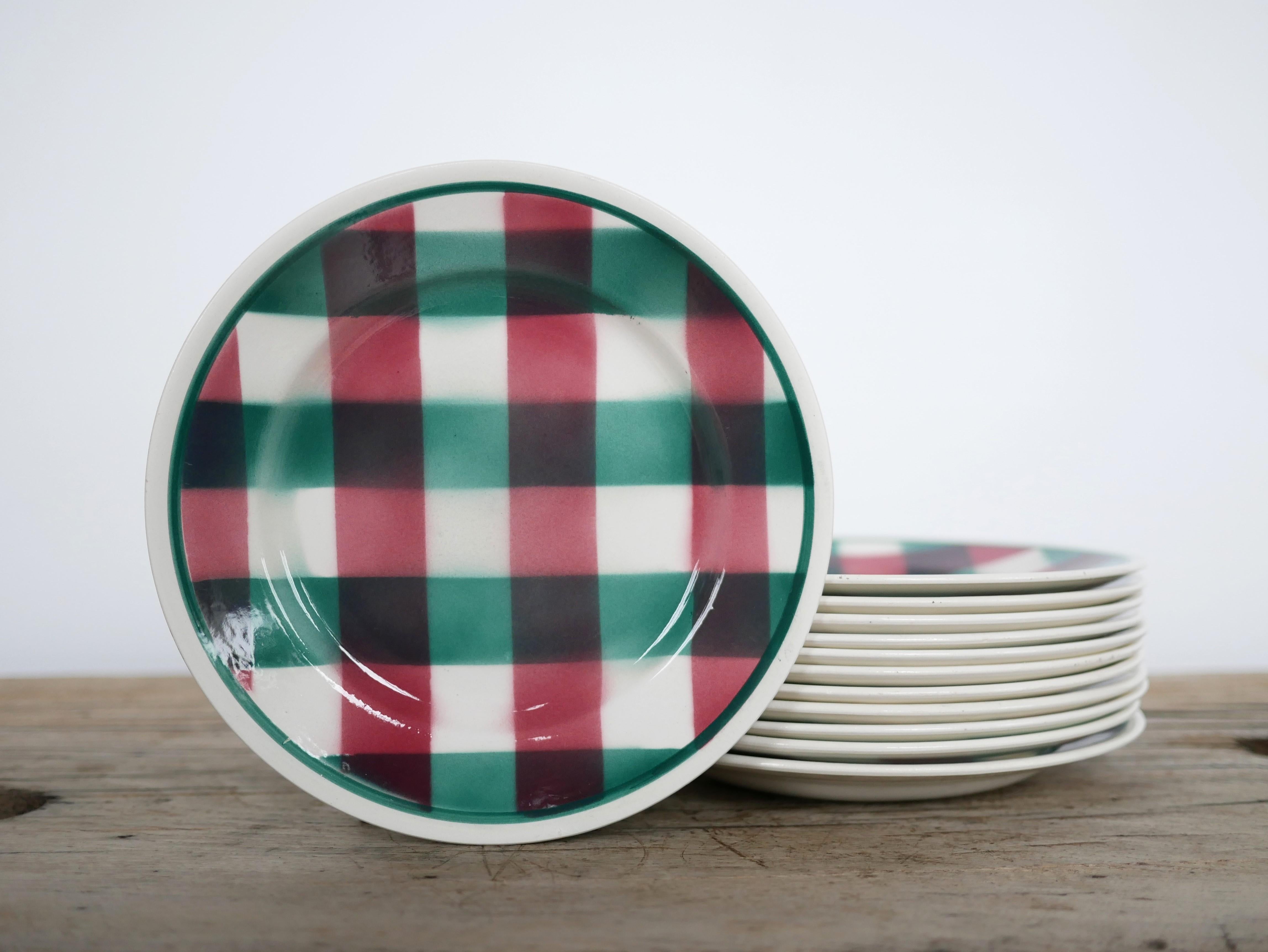 20ième siècle Série de 12 assiettes à dessert en céramique vintage de la Faïencerie Nouvelle, Givors Franc