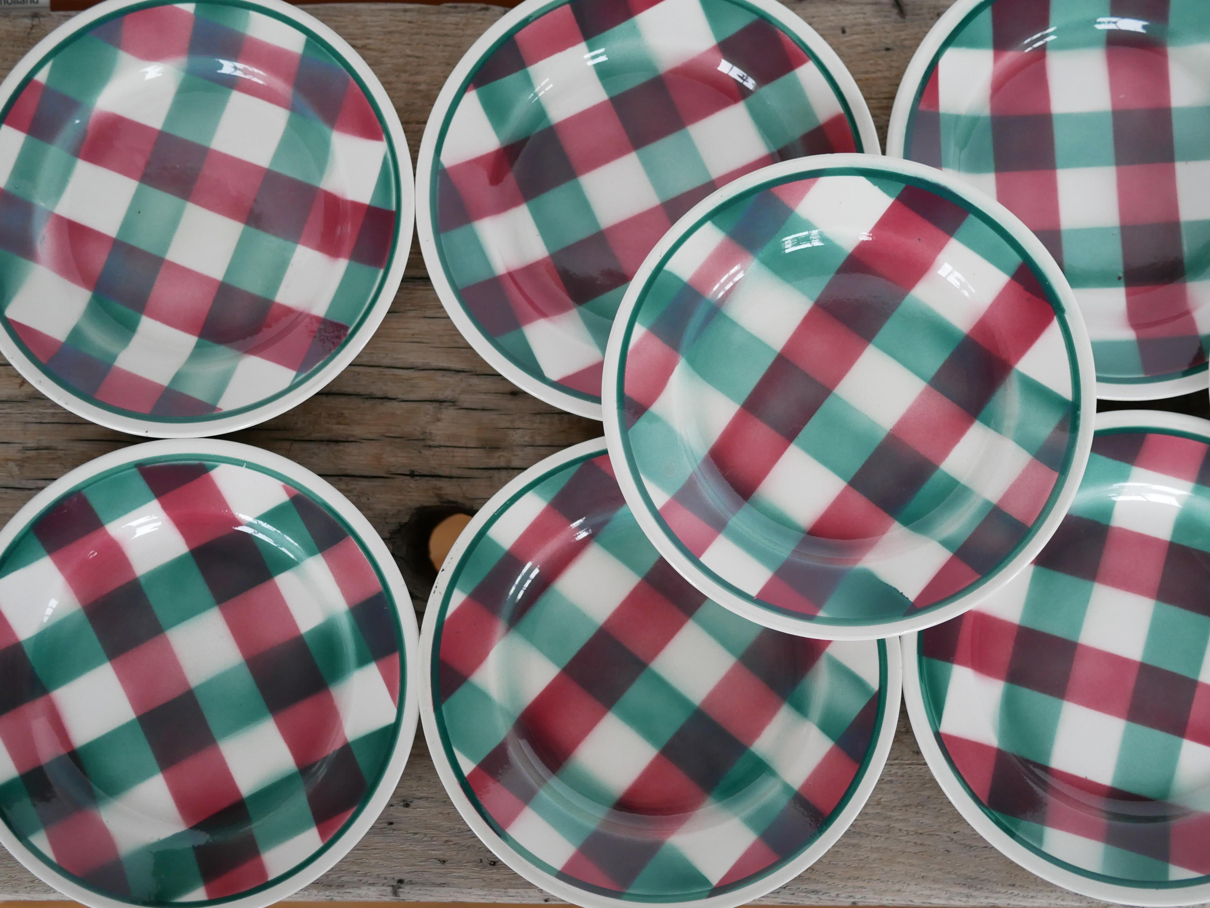 Céramique Série de 12 assiettes à dessert en céramique vintage de la Faïencerie Nouvelle, Givors Franc
