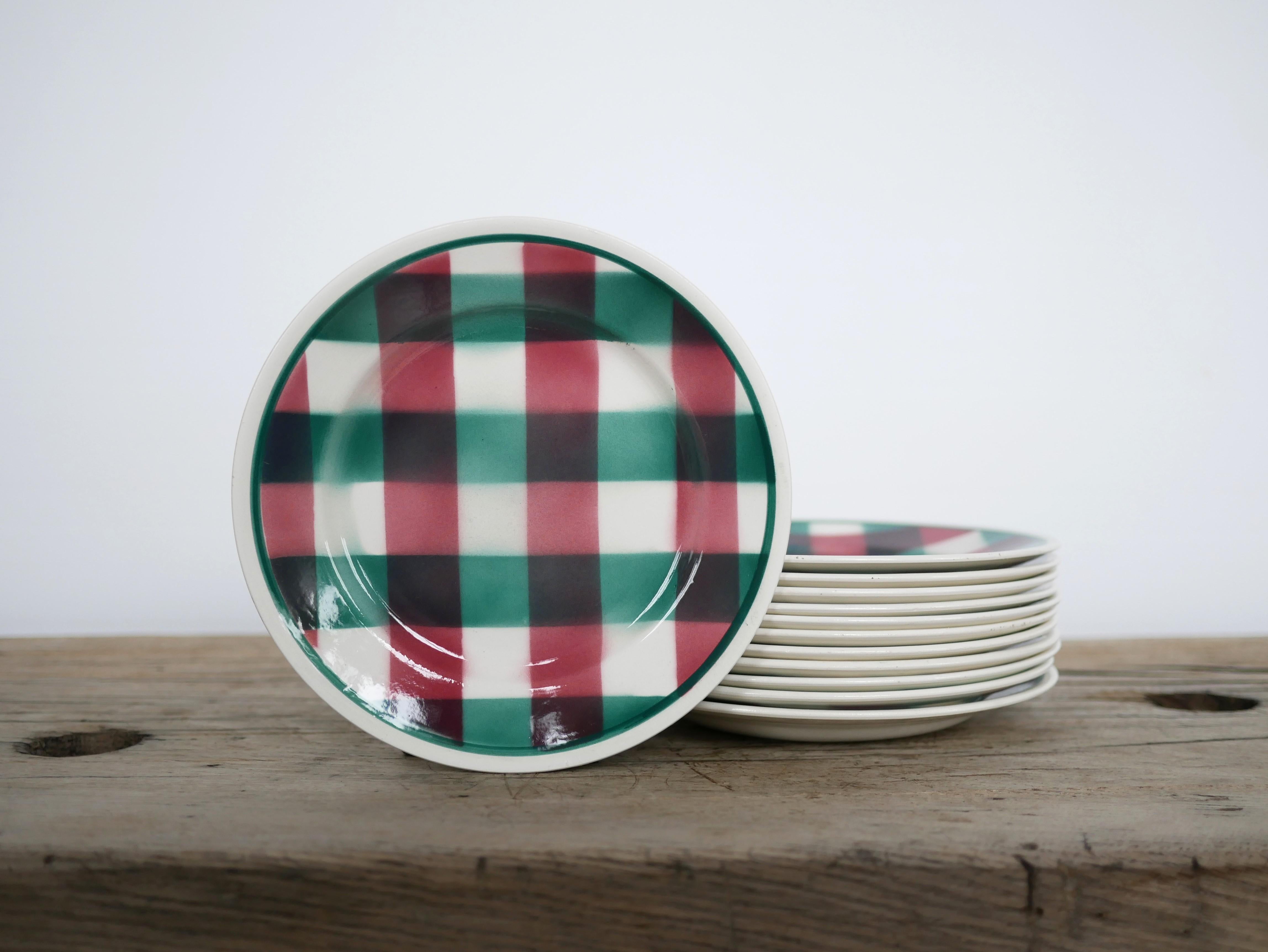 Série de 12 assiettes à dessert en céramique vintage de la Faïencerie Nouvelle, Givors Franc 1