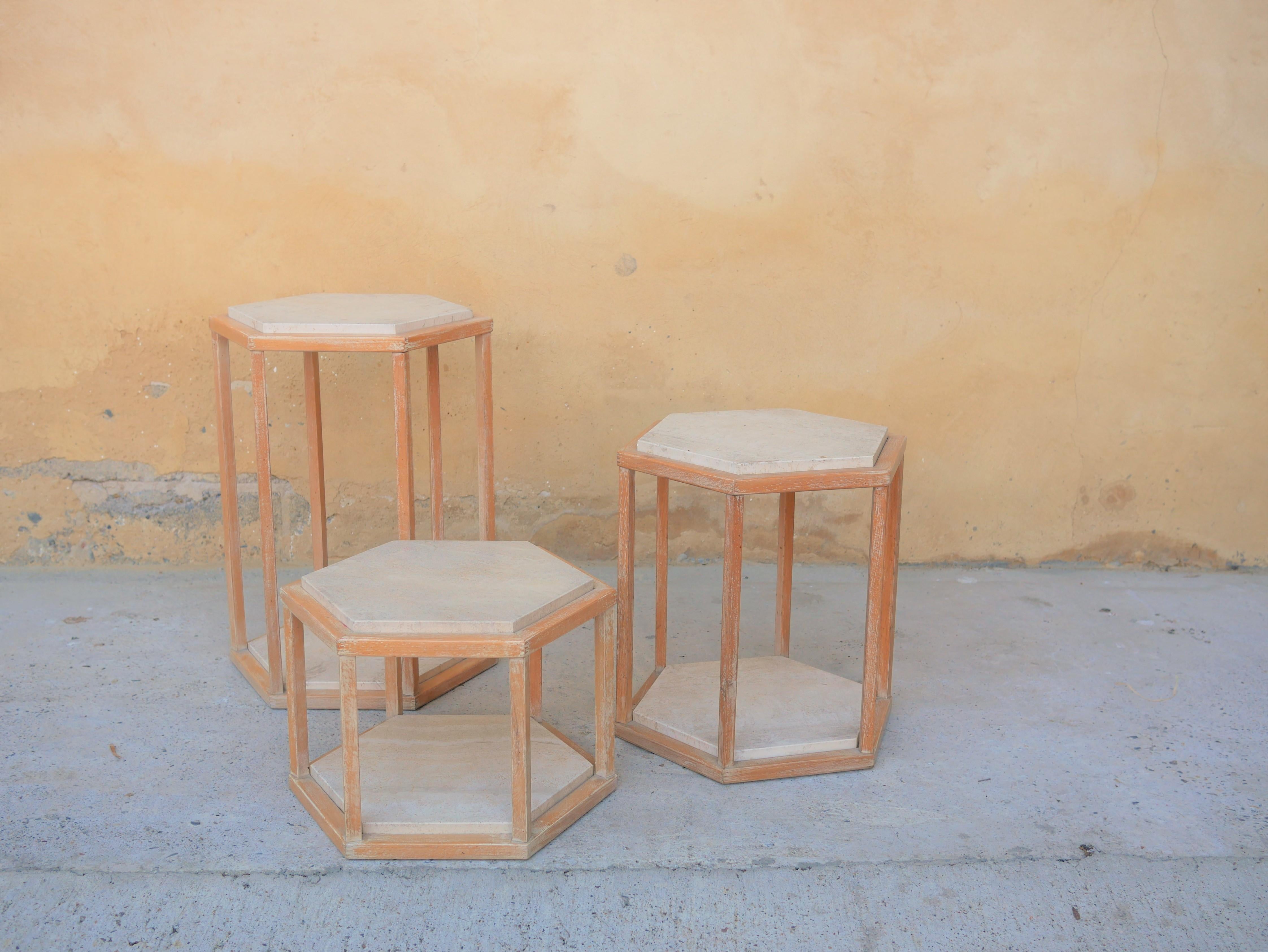 Français Série de 3 tables basses vintage en travertin et bois de Roche Bobois Edition en vente