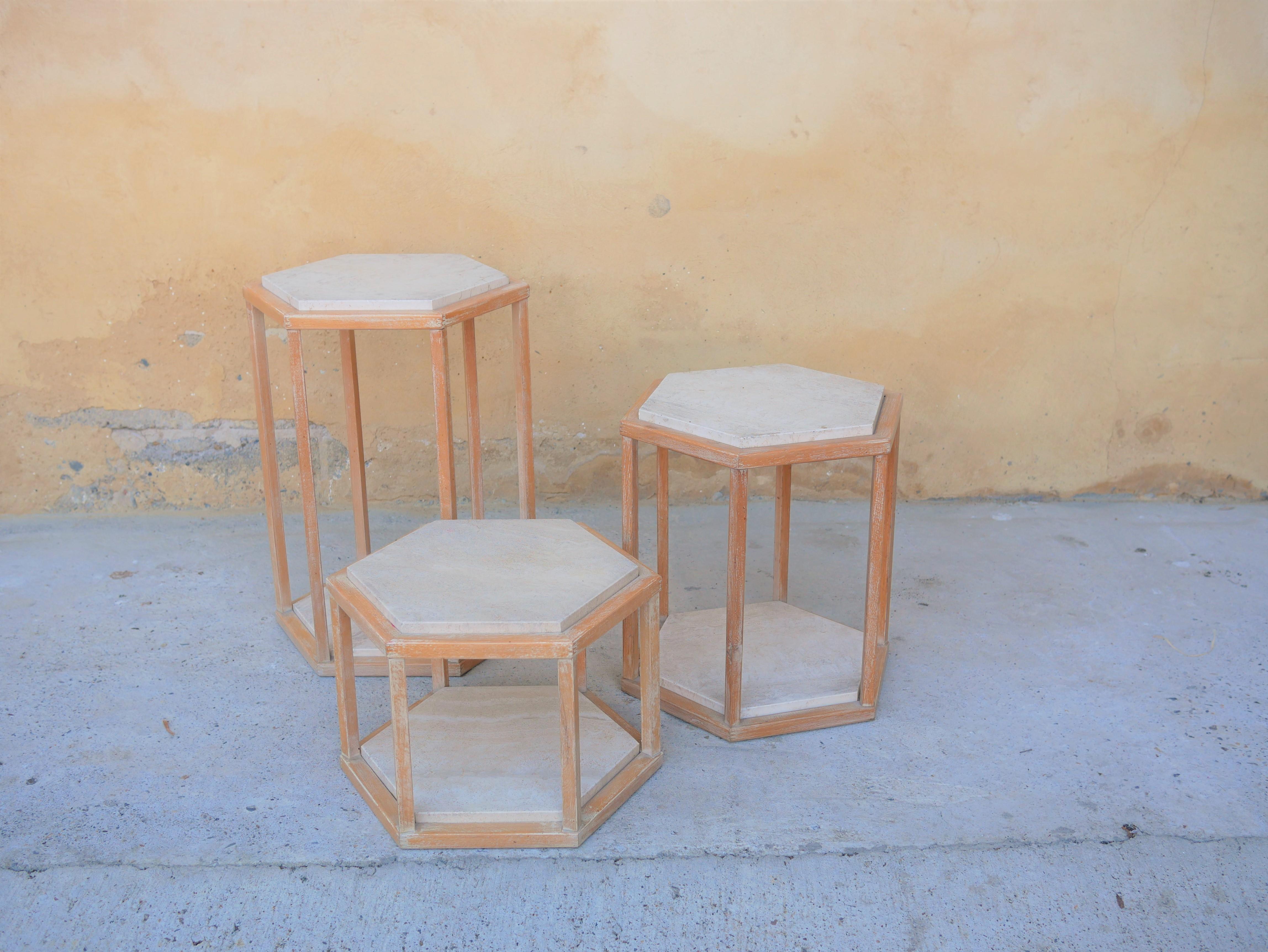 Serie von 3 Vintage-Couchtischen aus Travertin und Holz von Roche Bobois, Auflage (20. Jahrhundert) im Angebot
