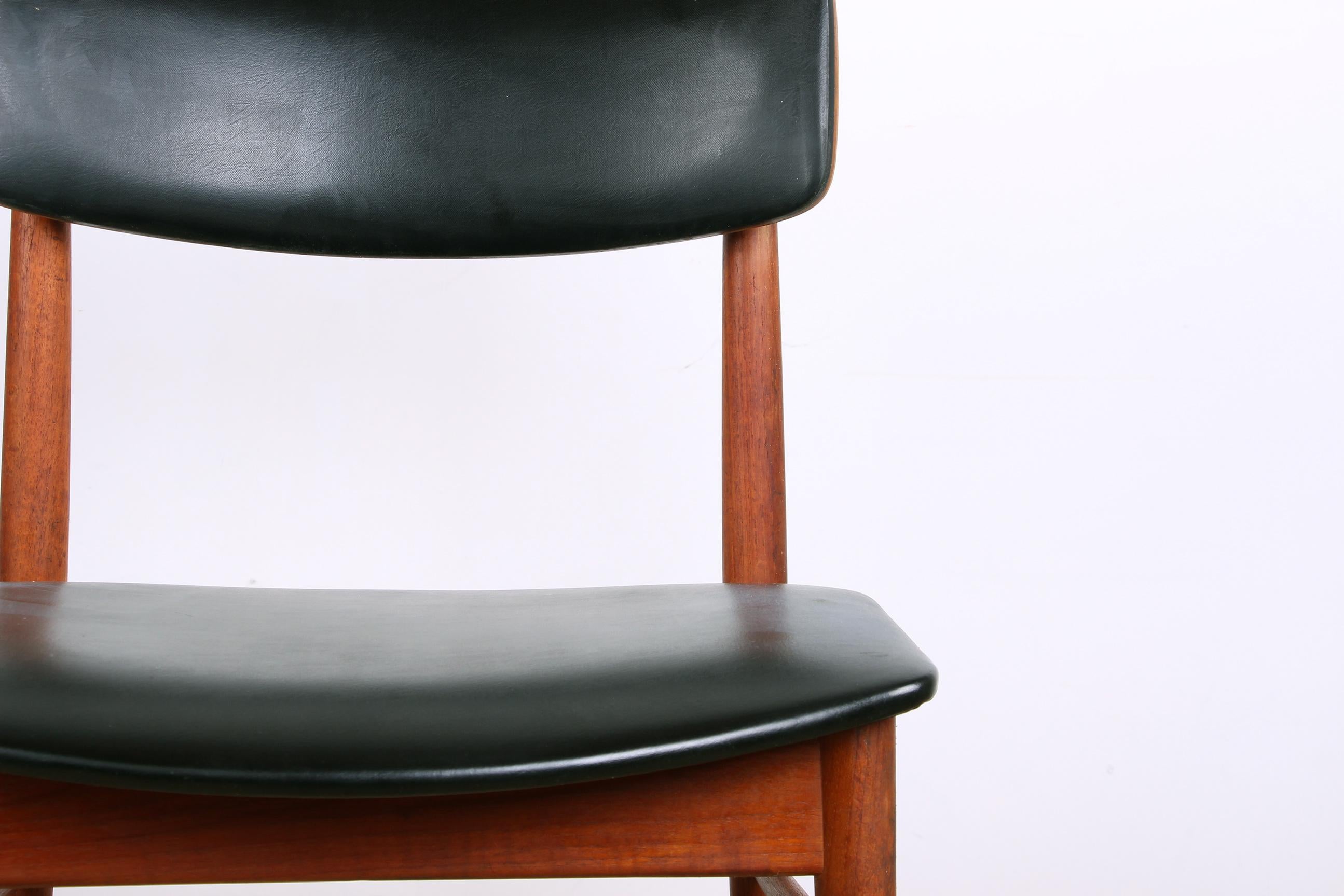 Series of 4 Danish chairs in Teak, black Skai and Brass by Sven Chrobat for Sax In Excellent Condition In JOINVILLE-LE-PONT, FR