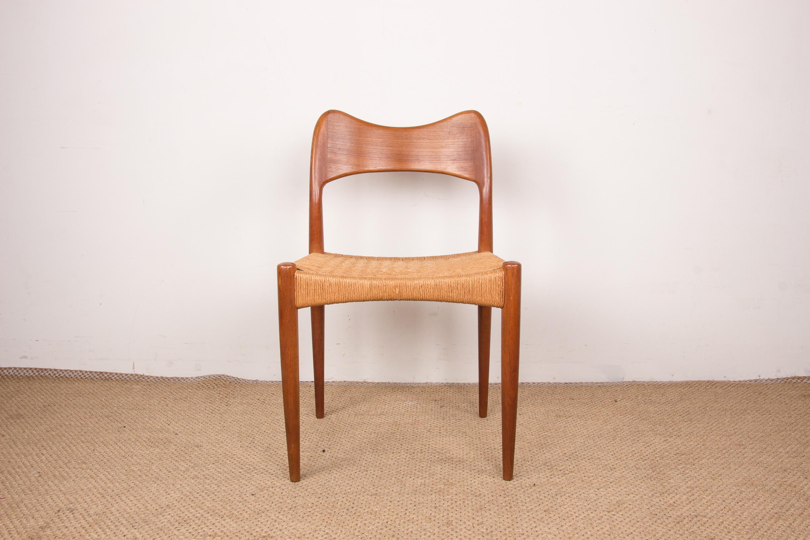 Jolies chaises scandinaves. Design/One sobre et élégant. Grand confort pour cette chaise classique de ce Designer.