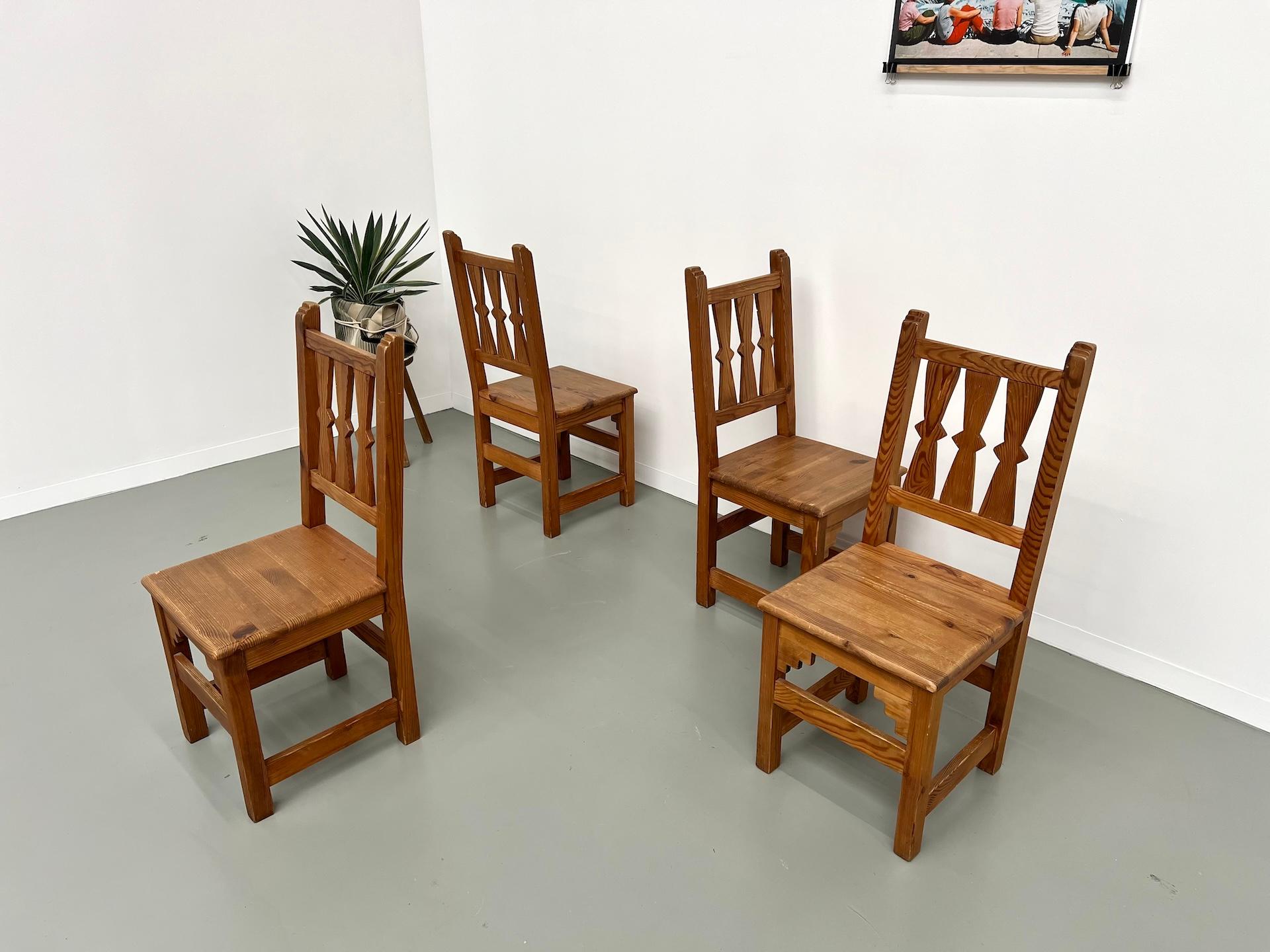 Ci siamo innamorati di questa serie di sedie in pino massiccio dalle linee assolutamente grafiche e azteche. Perfettamente stabili e solidi, sono presentati qui nella loro patina originale e quindi presentano leggere tracce di utilizzo passato. La