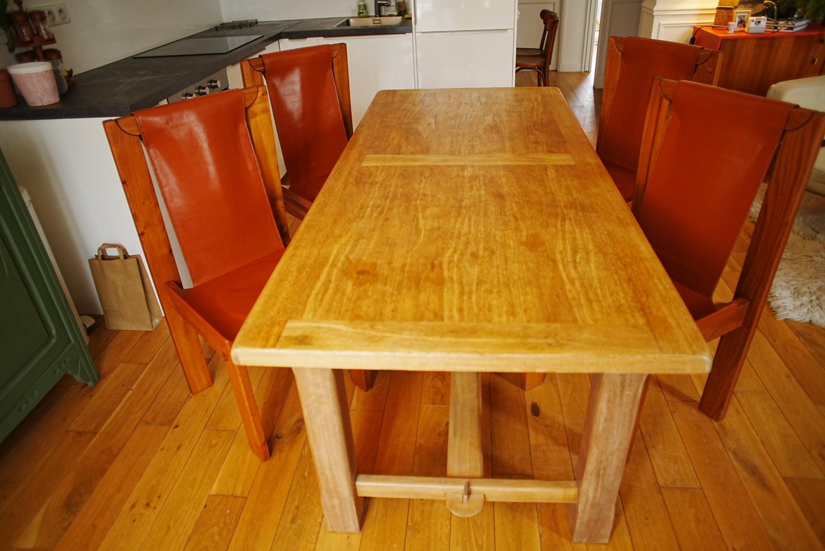 Auffälliges Set aus vier Vintage-Stühlen mit einem kühnen, skulpturalen Design, das dem berühmten Mailänder Designer Luigi Gorgoni für Roche Bobois in den 1970er Jahren zugeschrieben wird.

Das Gestell aus massivem Ulmenholz und die Sitzflächen und