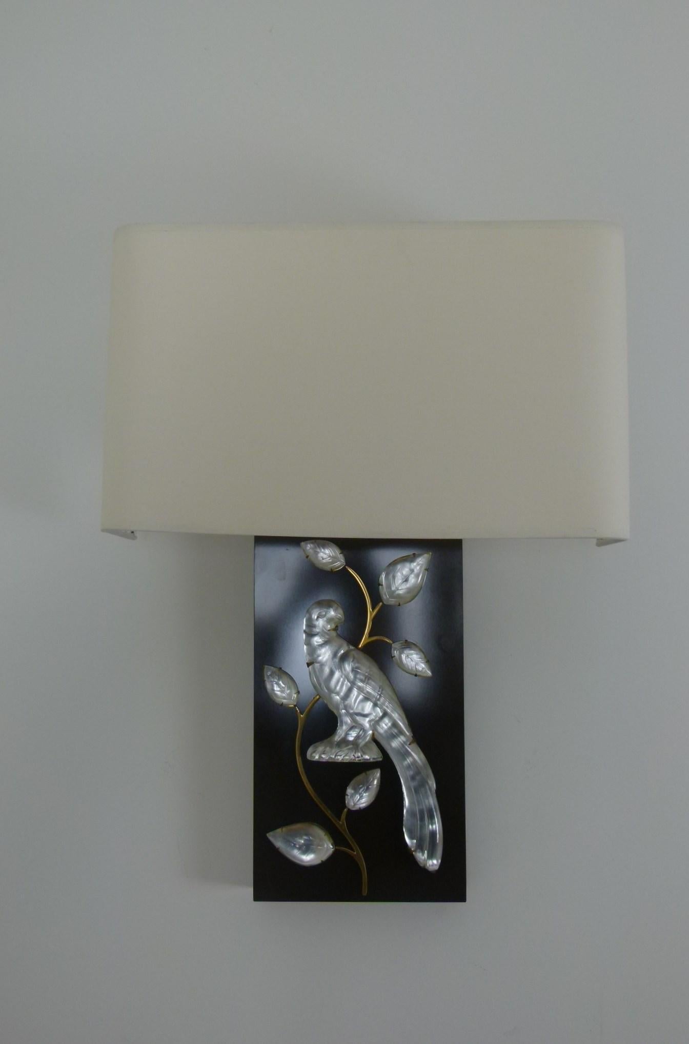 Series of 4 wall lights in chocolate lacquered wood, parrot motif in crystal and brass.
French work circa 1970 from Maison Baguès
Stamp on the back of each sconce.
Perfect original condition.