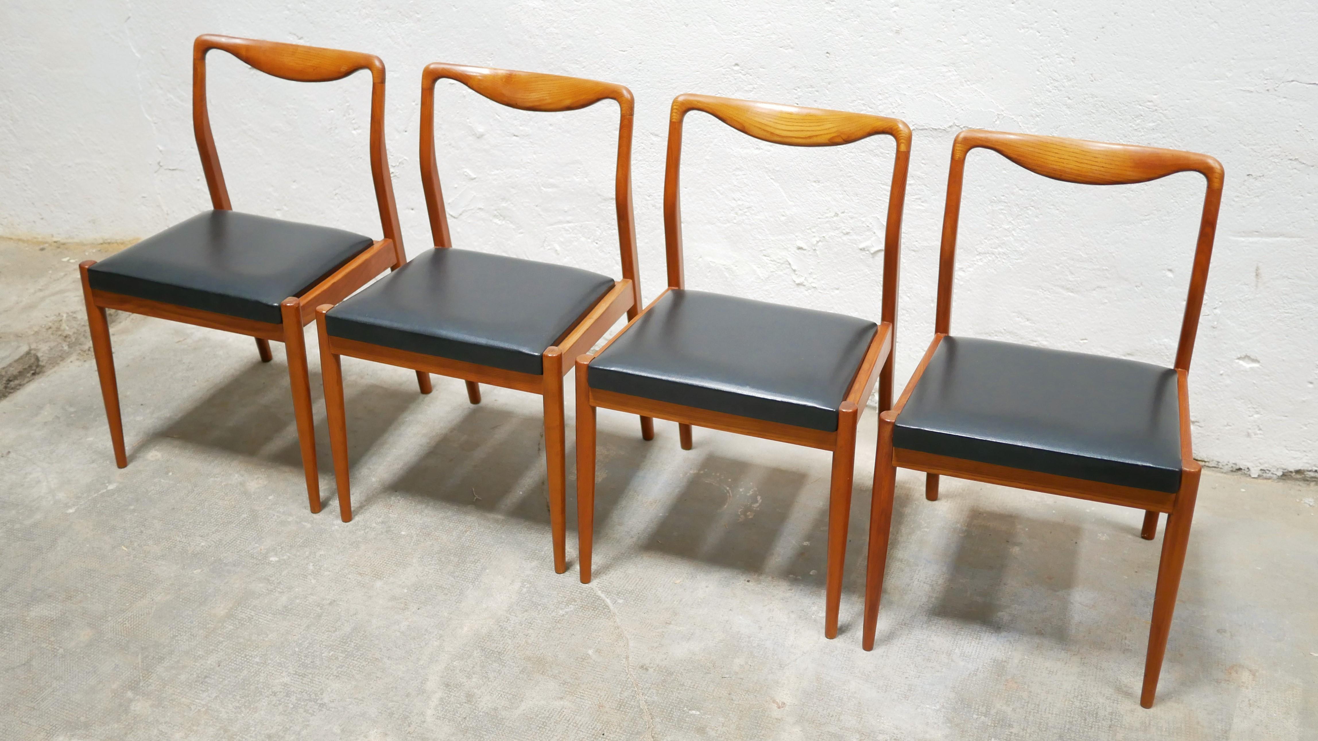 Series of 4 Scandinavian chairs dating from the 60s.

Their lines and their minimalist and sober design bring them a lot of elegance and character.
Structure in teak, bright and intense color, seat in black imitation leather.

Beautifully