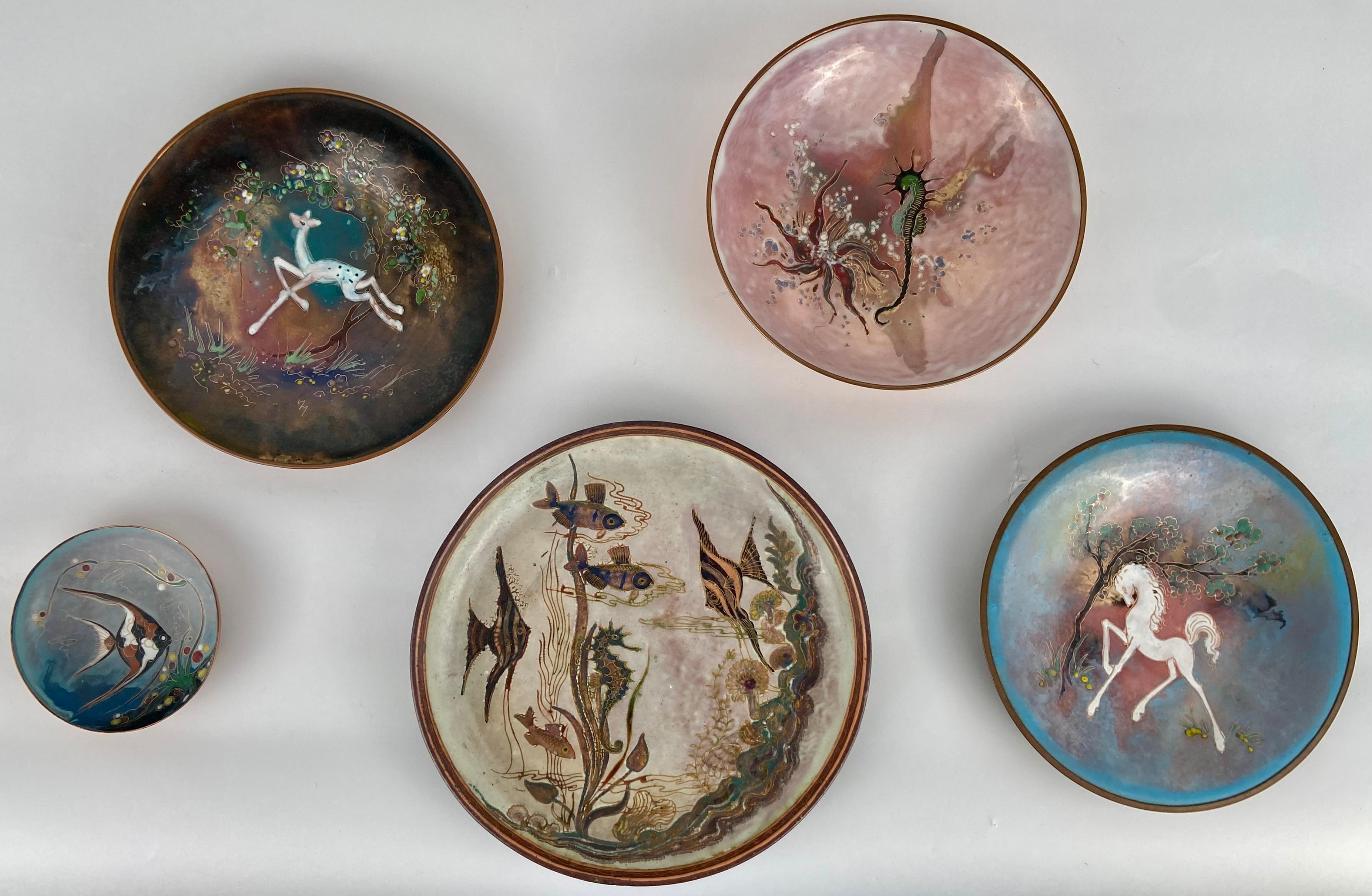 Series of 5 small decorative plates with enamel on copper.
With floral and animal motifs.