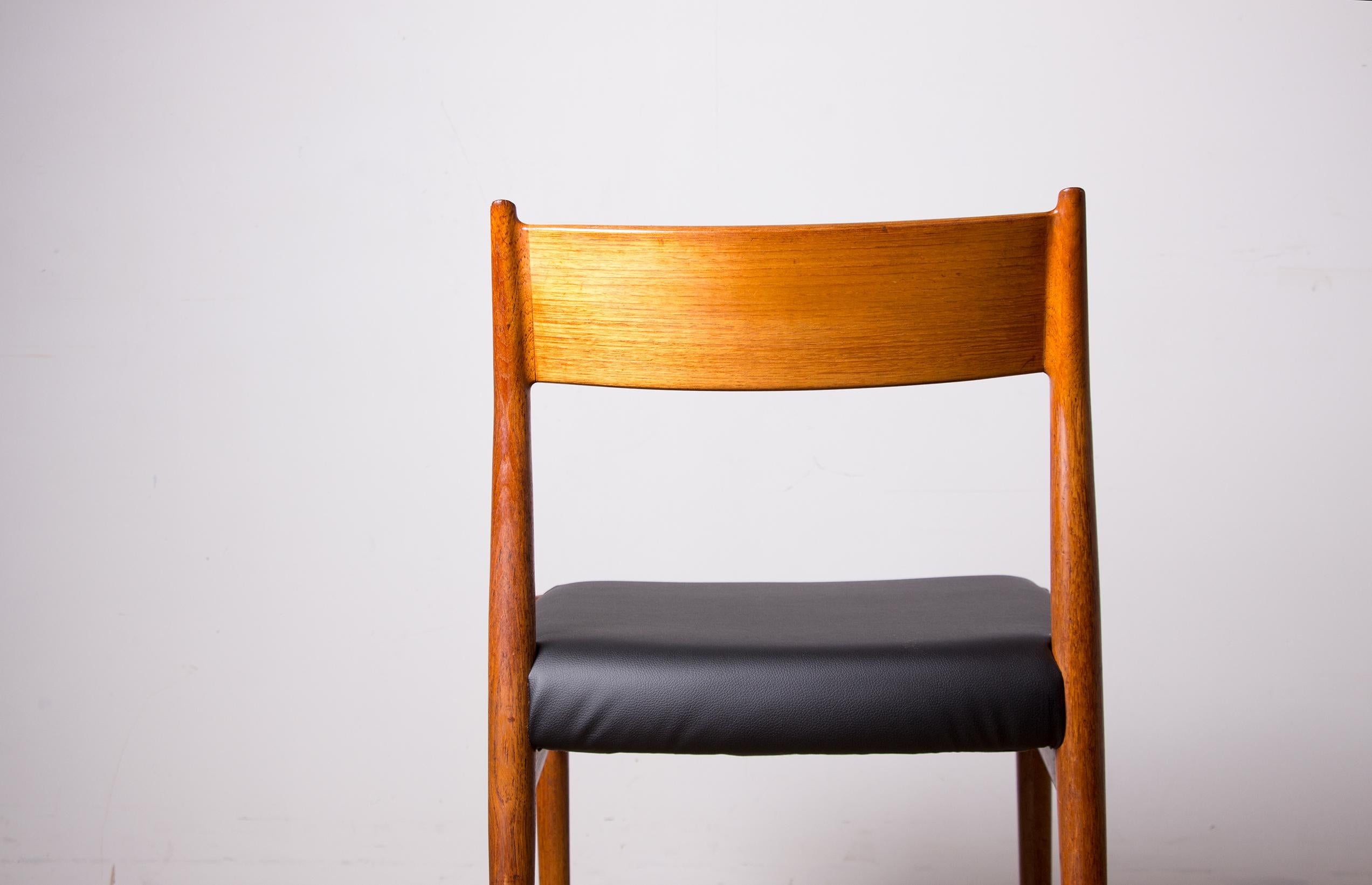 Series of 6 Danish chairs, Teak and Skai new, model 418, Arne Vodder for Sibast. For Sale 5
