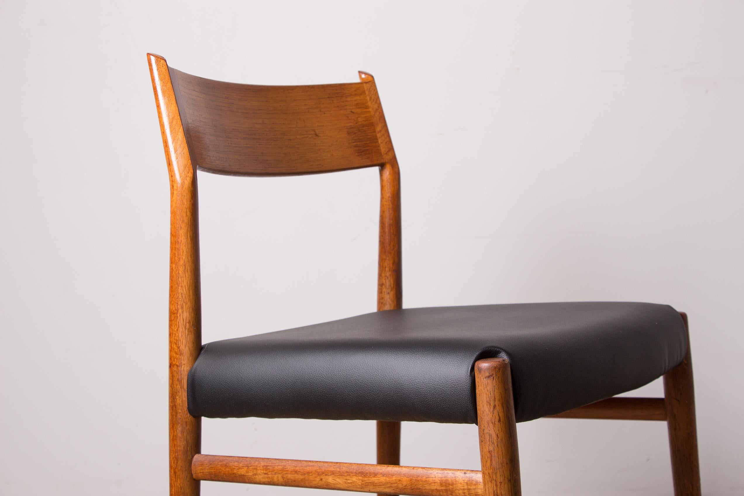 Series of 6 Danish chairs, Teak and Skai new, model 418, Arne Vodder for Sibast. For Sale 1