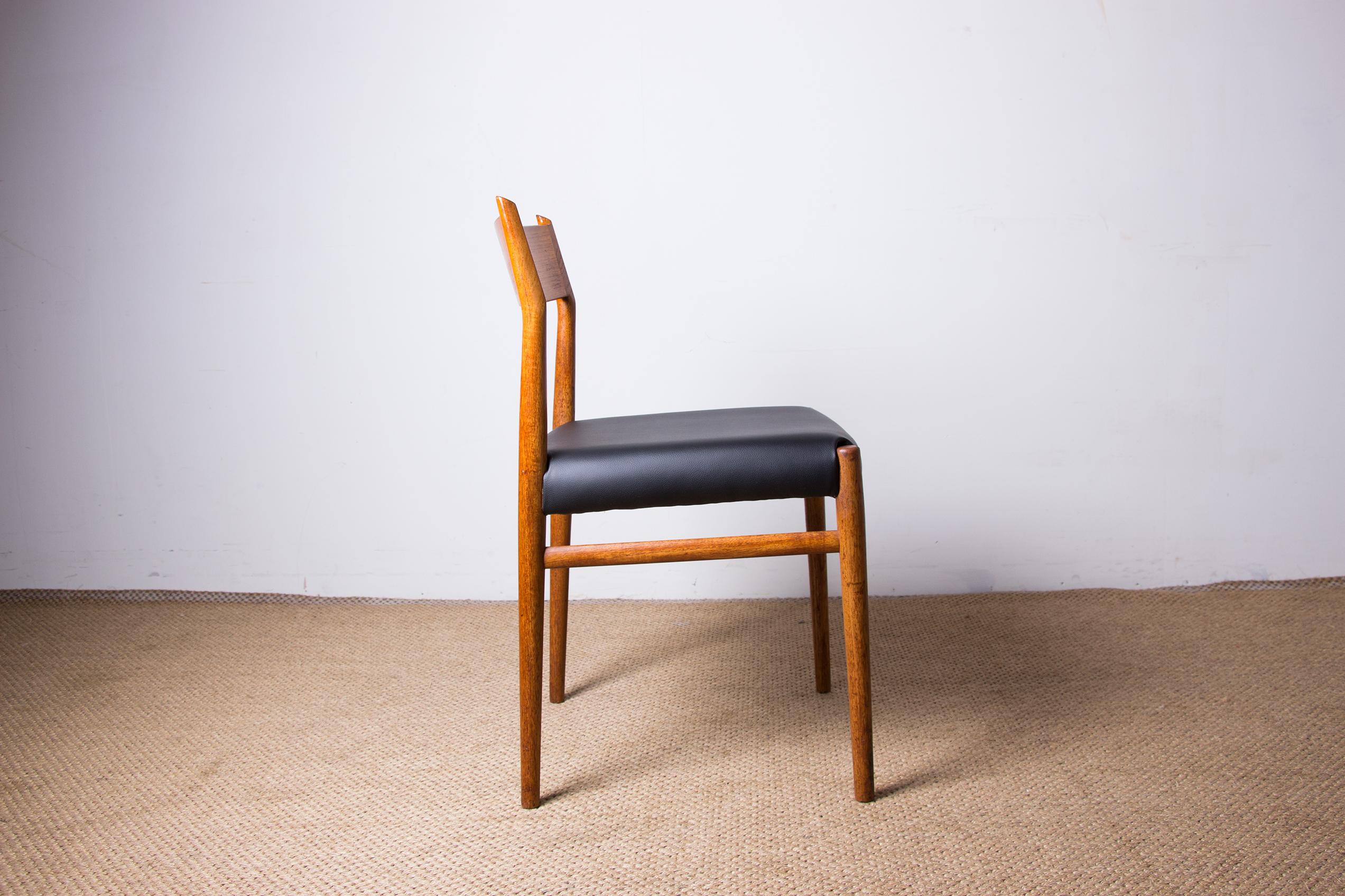 Series of 6 Danish chairs, Teak and Skai new, model 418, Arne Vodder for Sibast. For Sale 2
