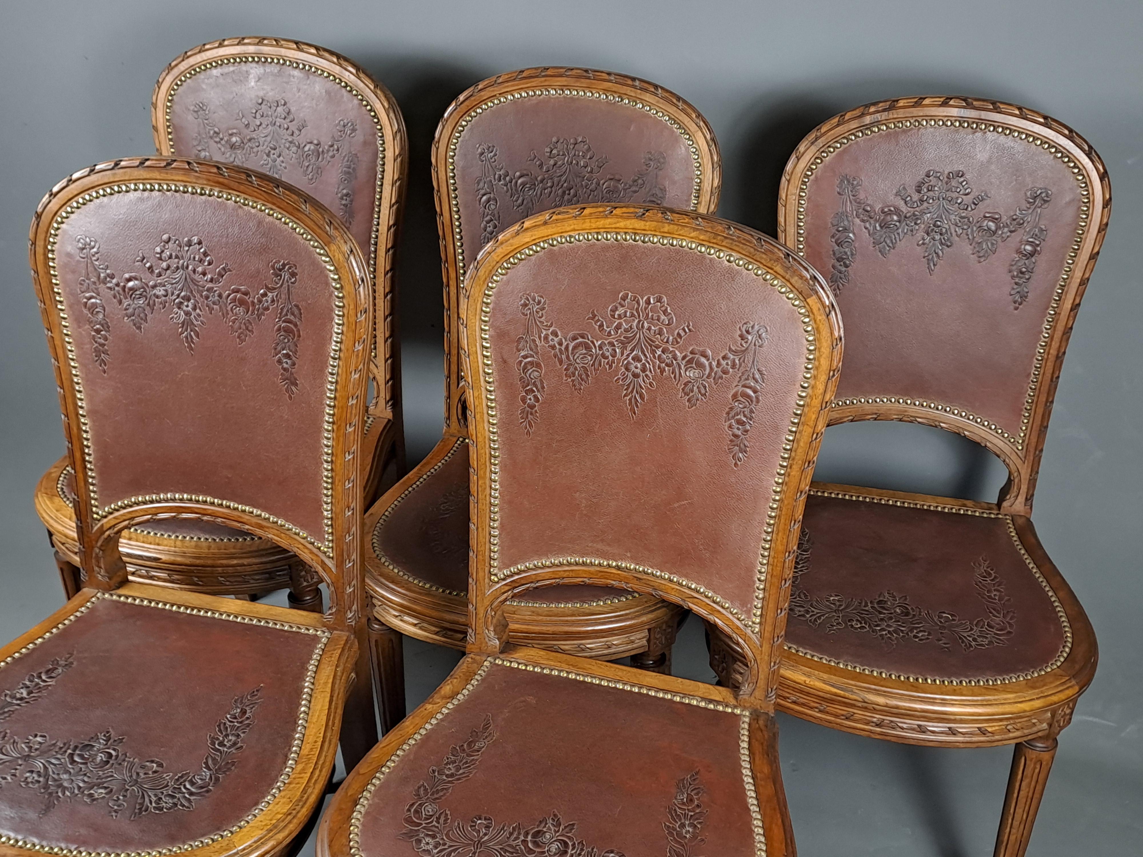 Série de 6 chaises de style Louis XVI en noyer massif et cuir Cordoba gaufré  en vente 3