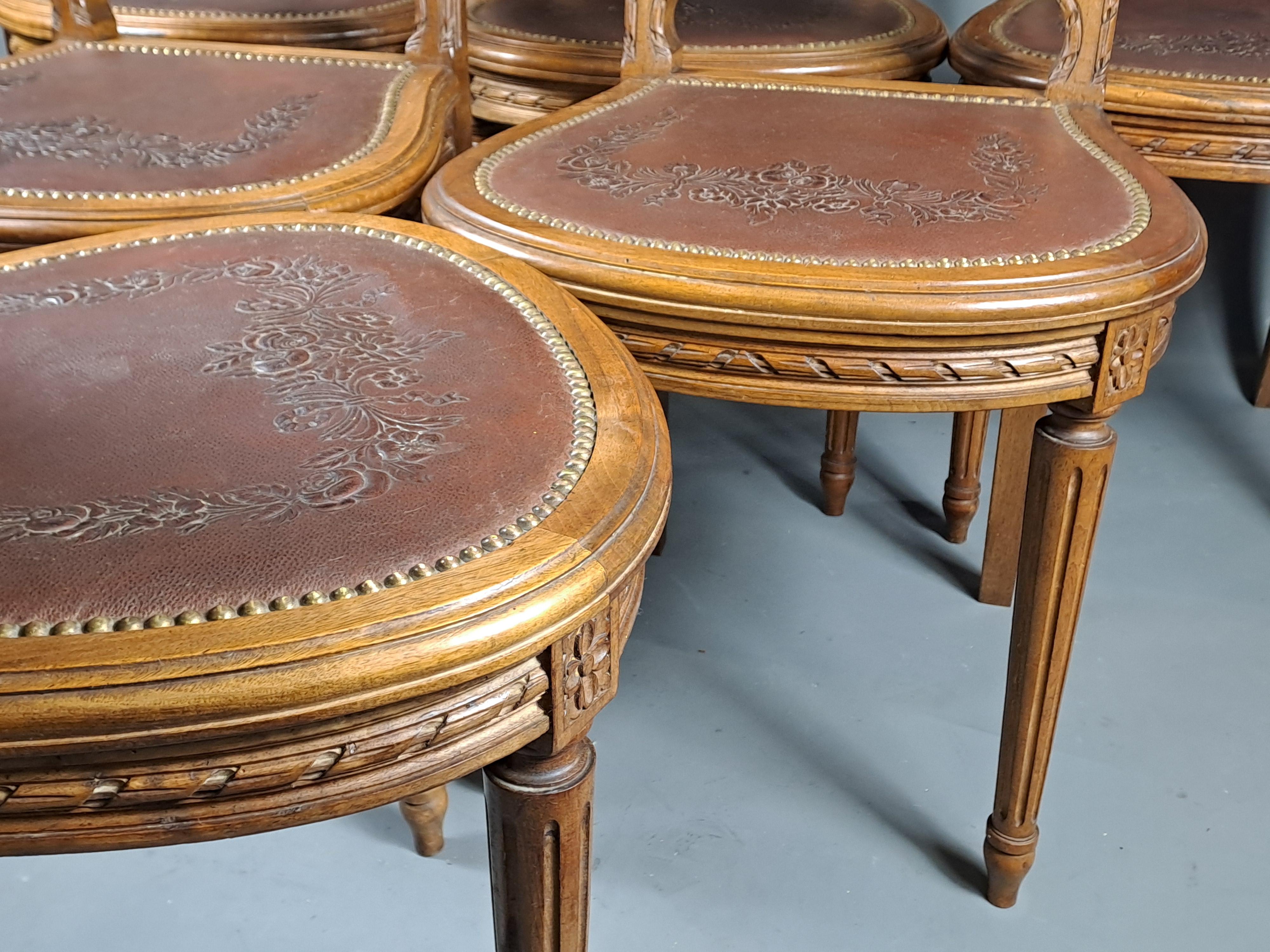 Série de 6 chaises de style Louis XVI en noyer massif et cuir Cordoba gaufré  en vente 4