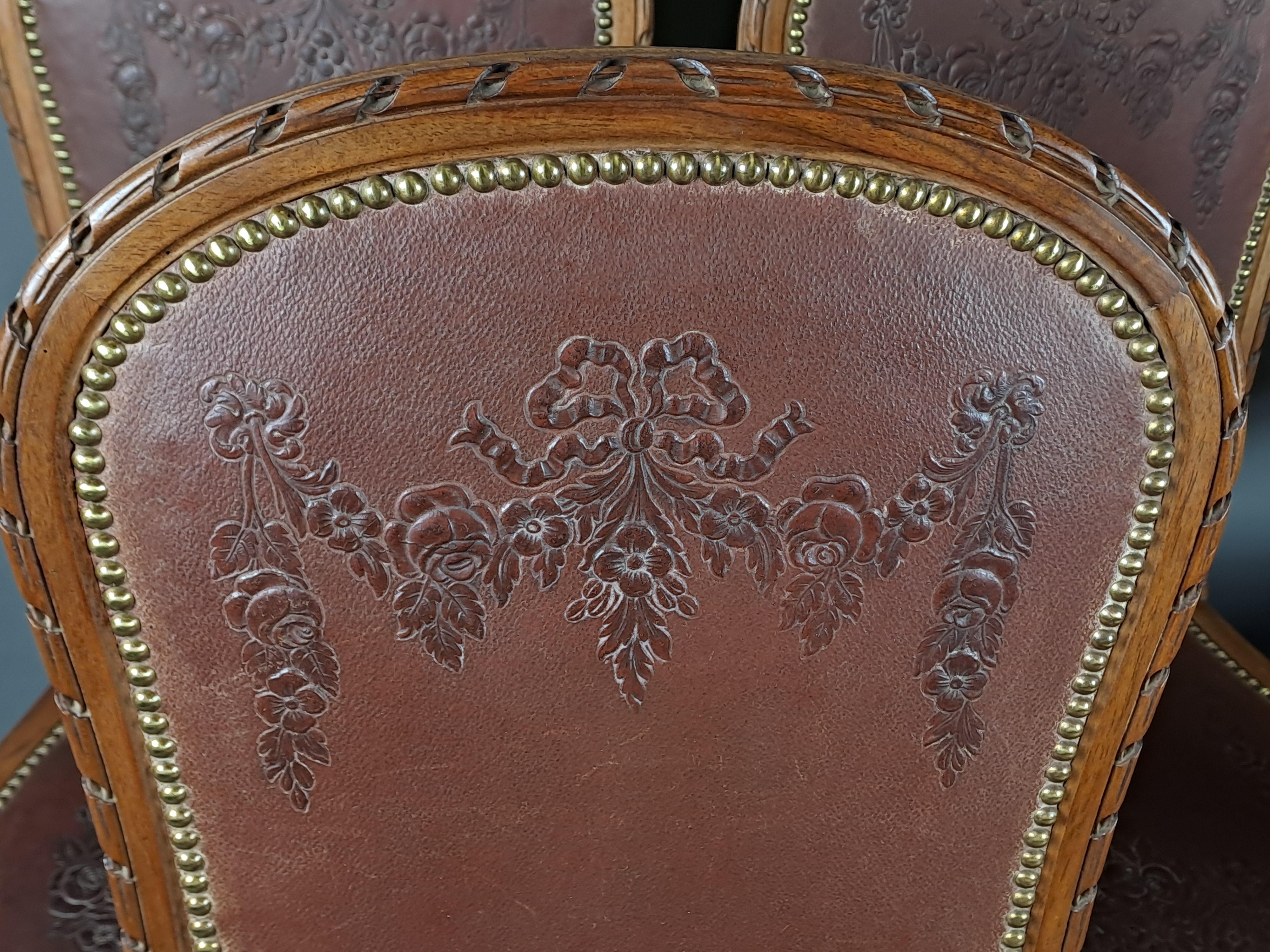 Série de 6 chaises de style Louis XVI en noyer massif et cuir Cordoba gaufré  en vente 5