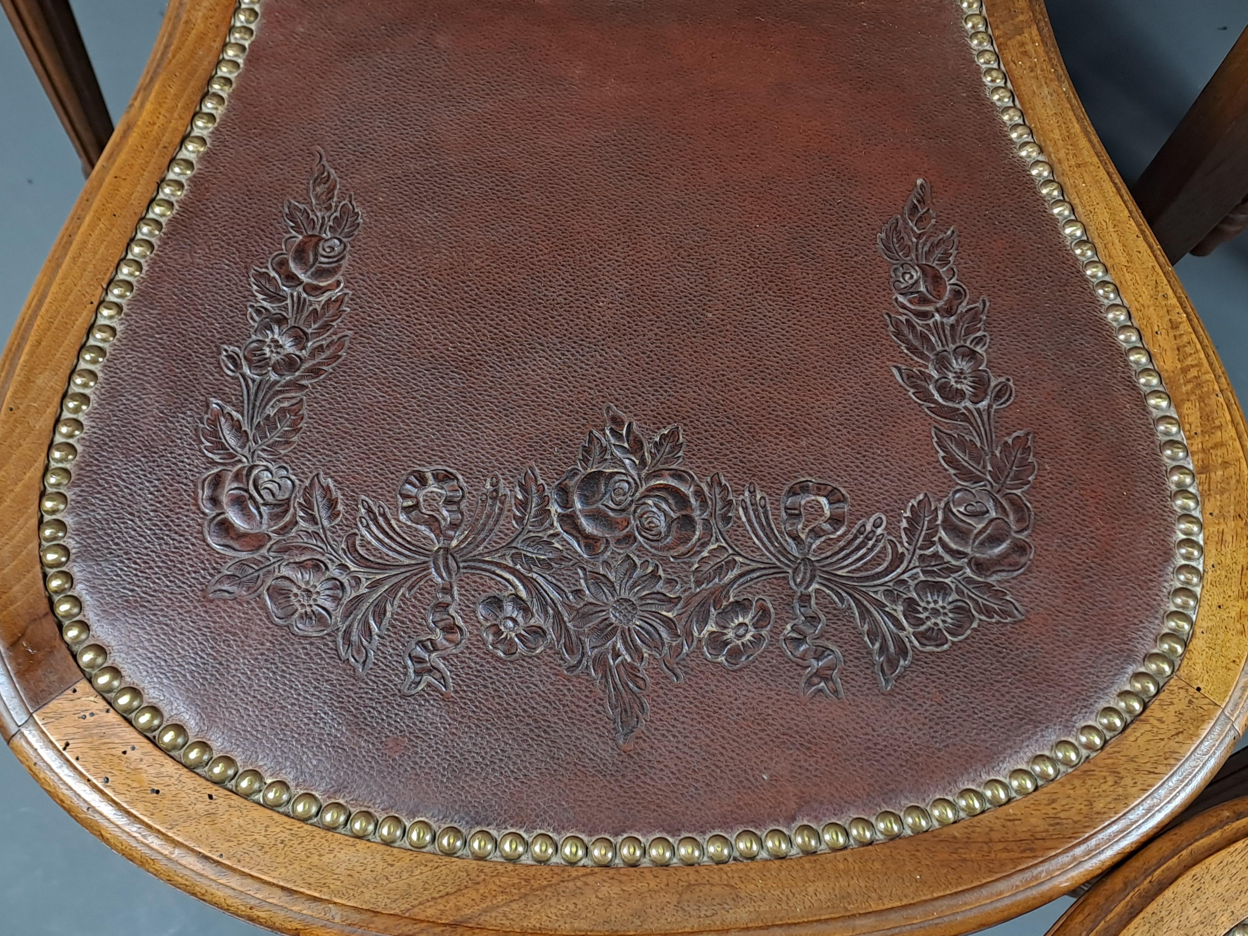Série de 6 chaises de style Louis XVI en noyer massif et cuir Cordoba gaufré  en vente 6