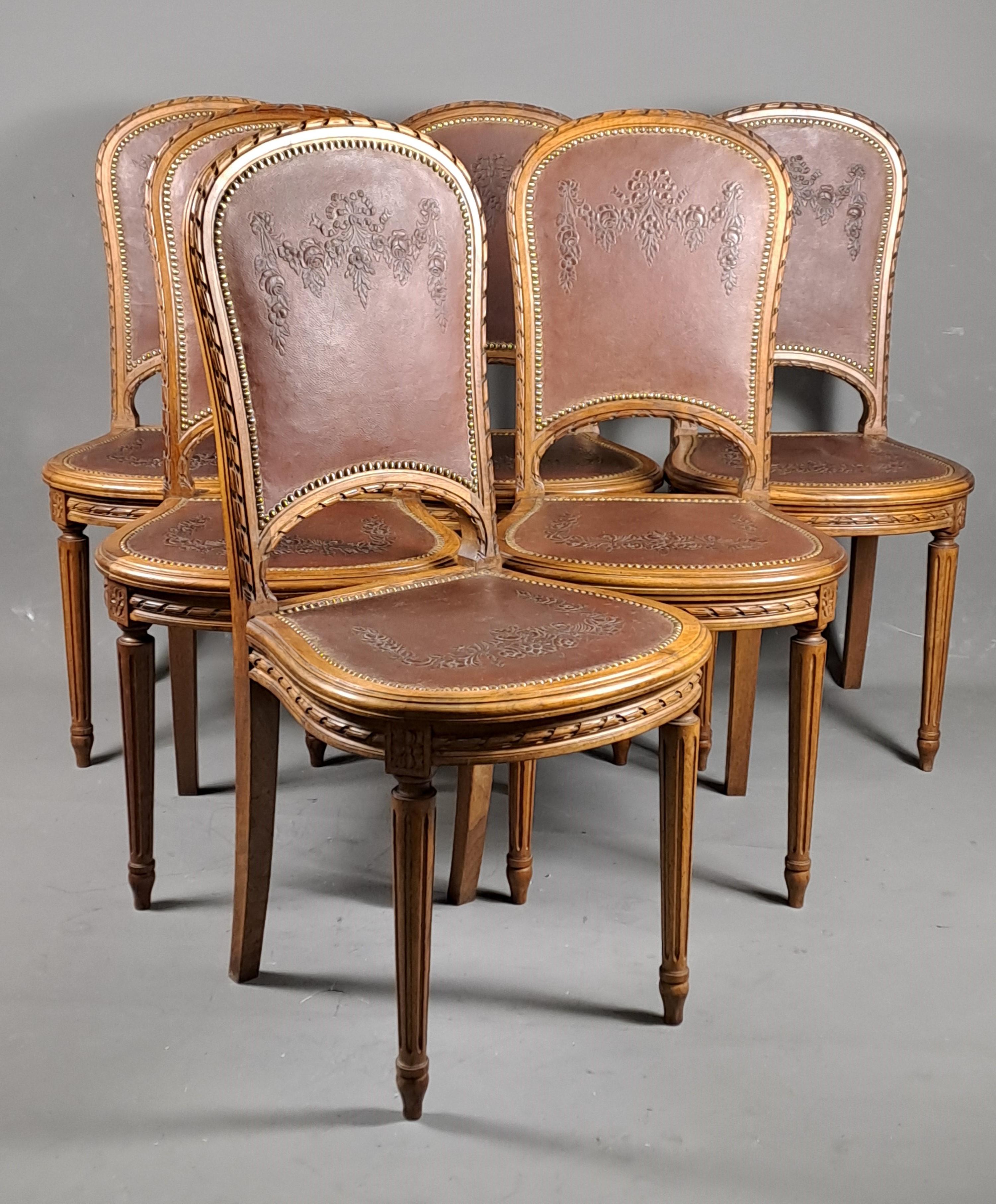 Français Série de 6 chaises de style Louis XVI en noyer massif et cuir Cordoba gaufré  en vente