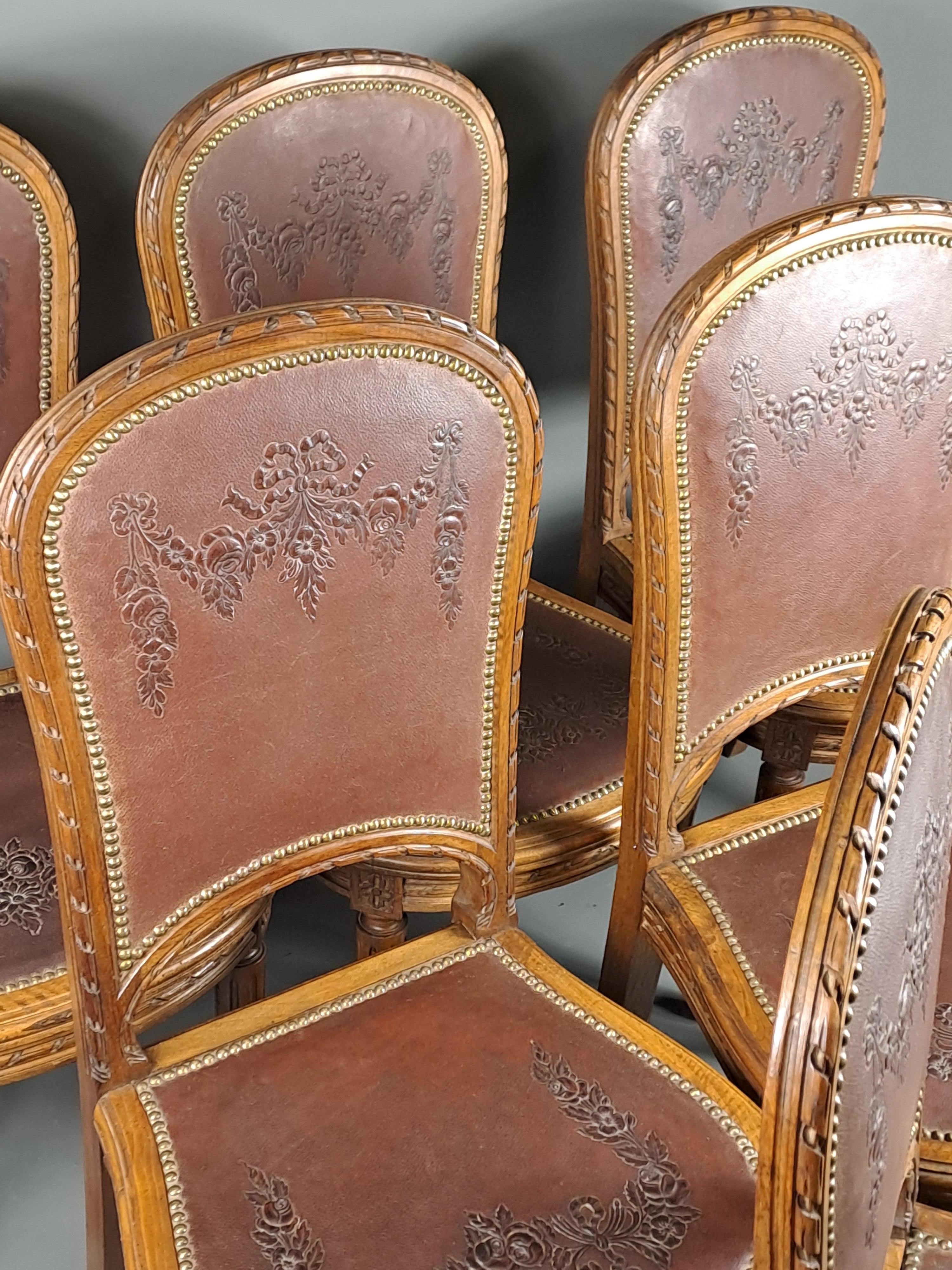 Début du 20ème siècle Série de 6 chaises de style Louis XVI en noyer massif et cuir Cordoba gaufré  en vente