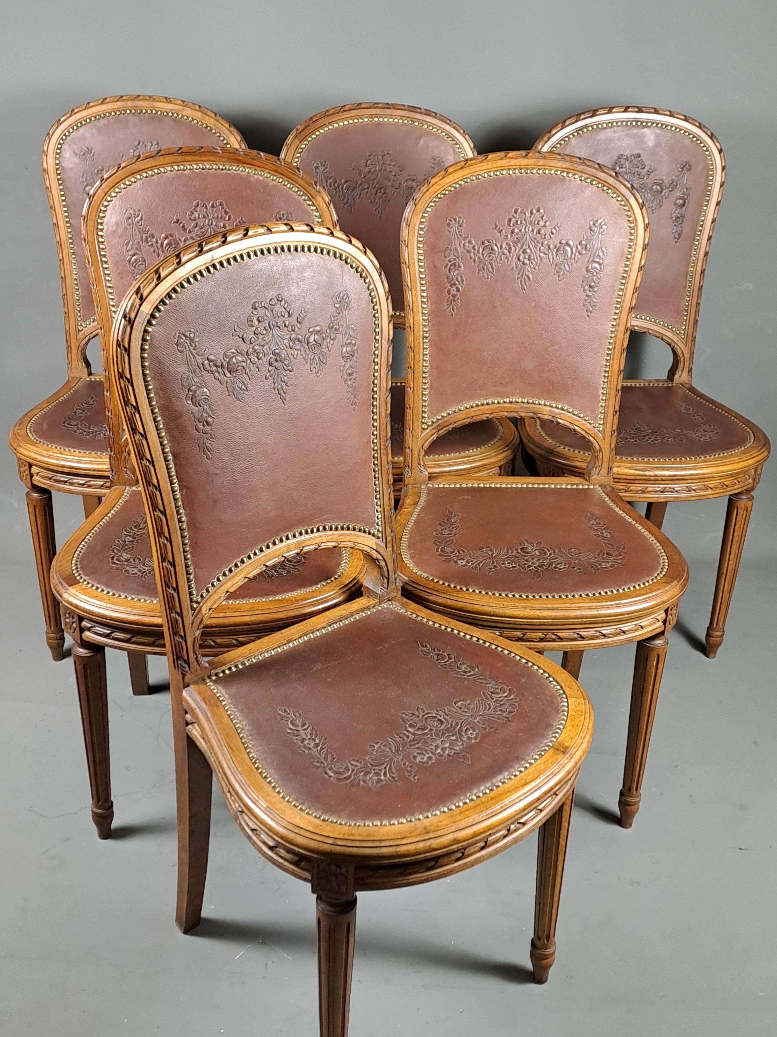 Série de 6 chaises de style Louis XVI en noyer massif et cuir Cordoba gaufré  en vente 1