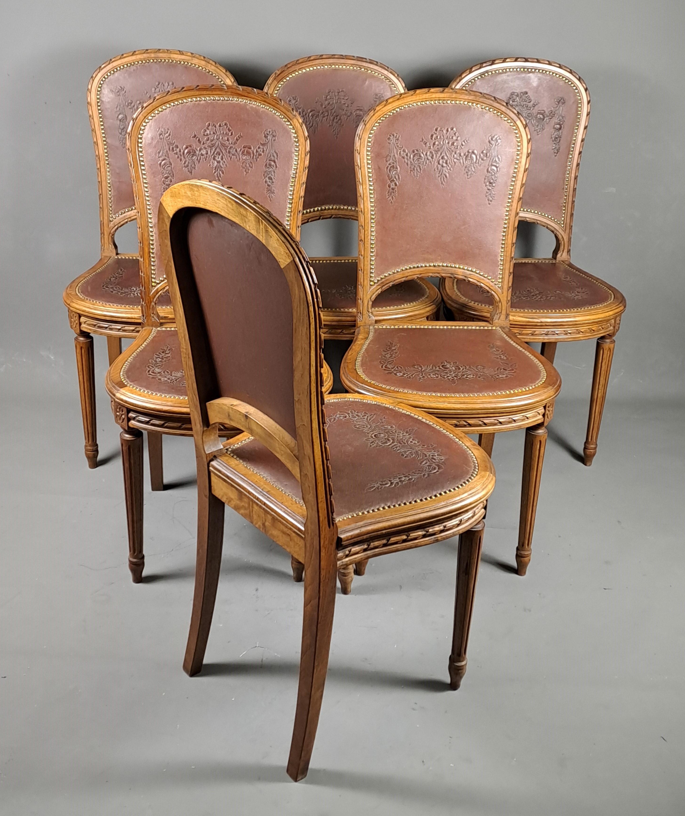 Série de 6 chaises de style Louis XVI en noyer massif et cuir Cordoba gaufré  en vente 2