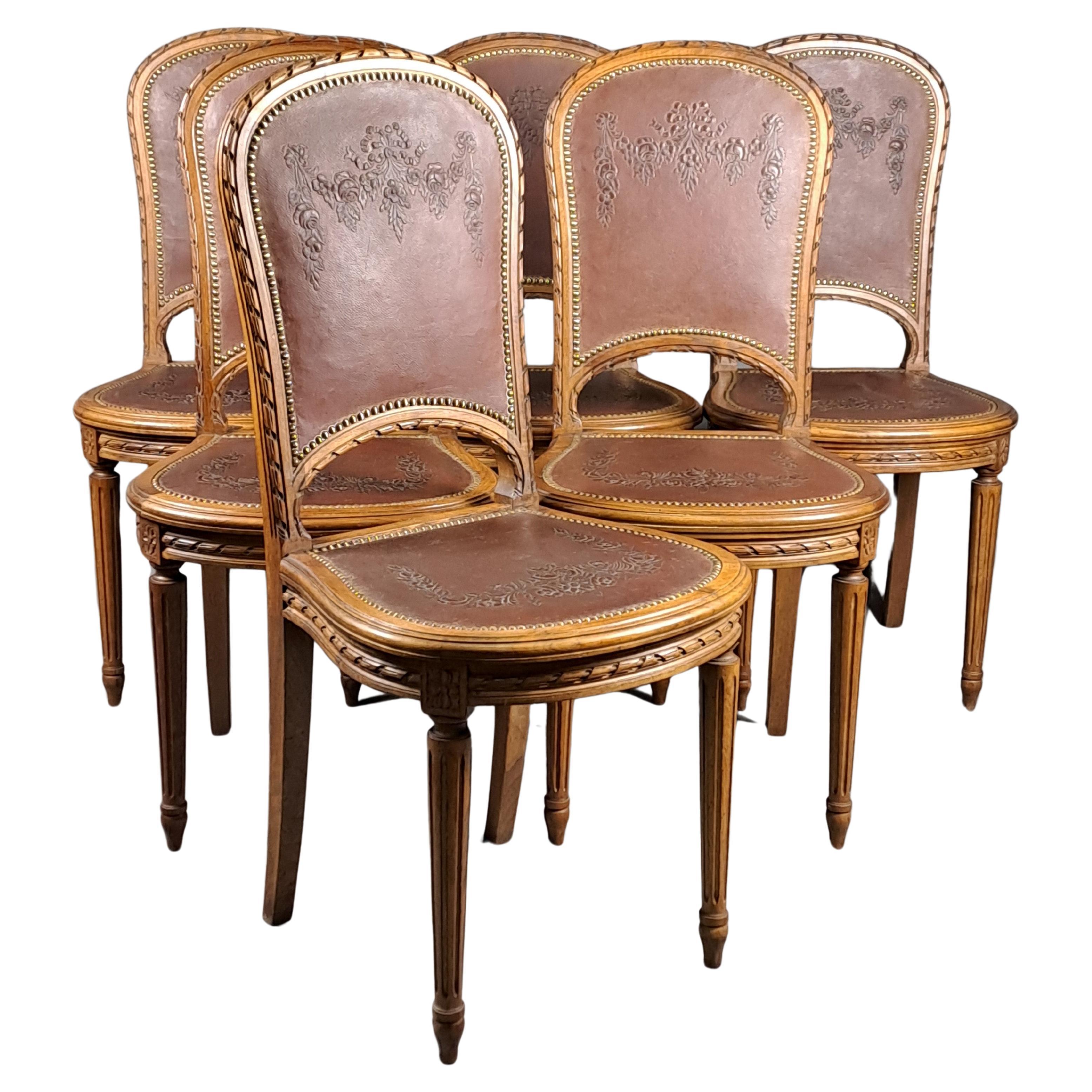 Série de 6 chaises de style Louis XVI en noyer massif et cuir Cordoba gaufré  en vente