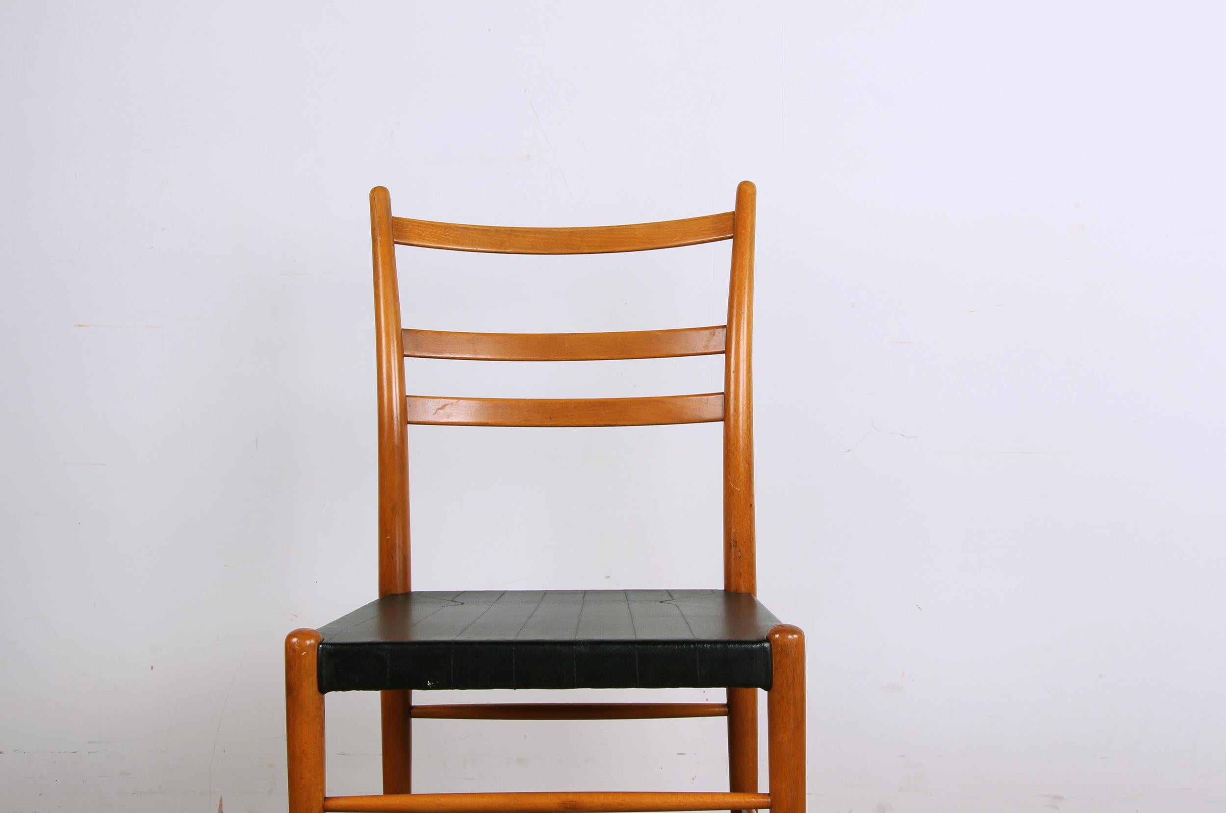 Scandinavo moderno Serie di 6 sedie svedesi in olmo e Skai nero di Yngve Ekstrom per Gemla 1960 in vendita