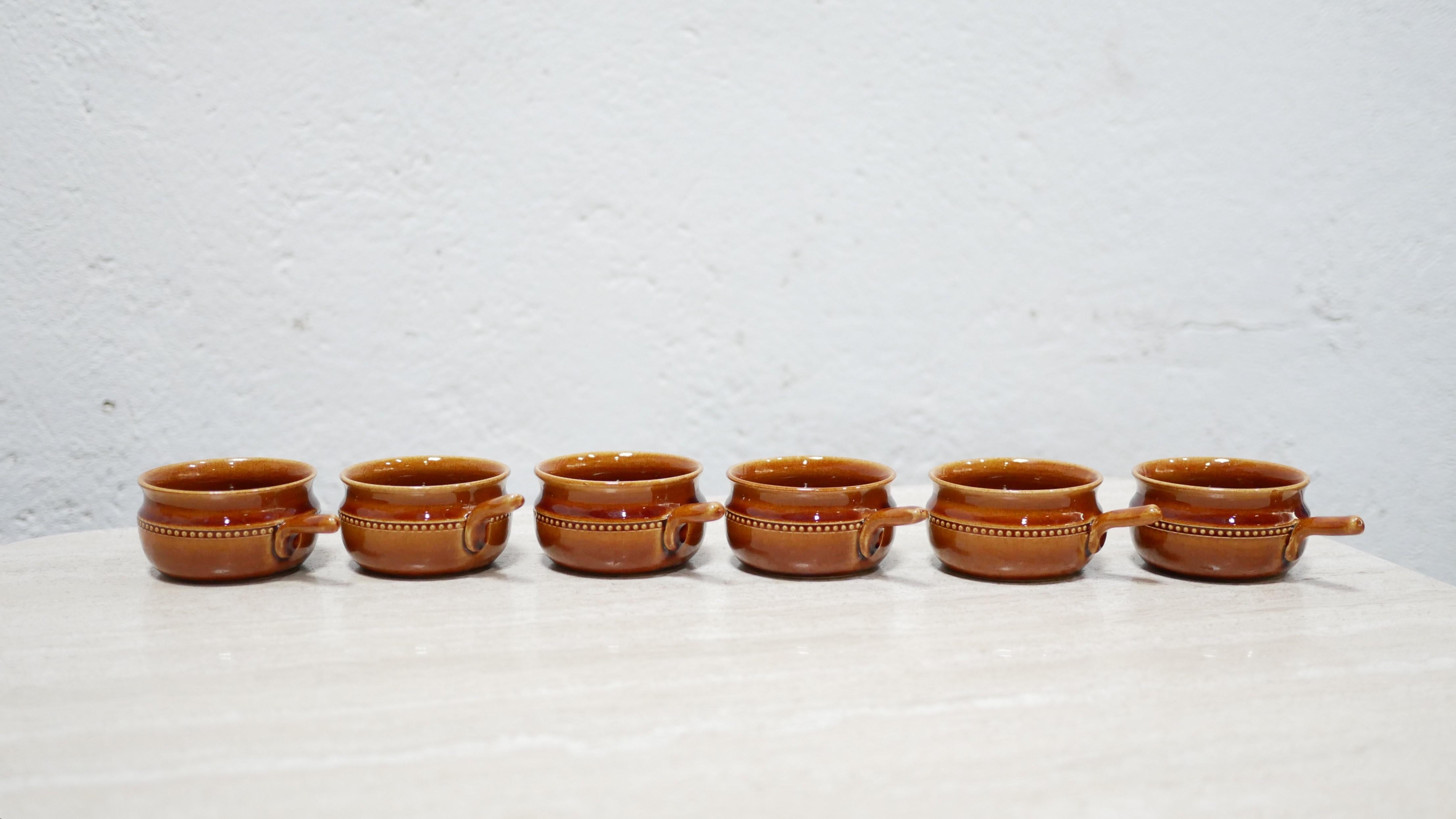 Serie di 6 tazze in ceramica del produttore svedese Höganäs Keramik risalenti agli anni '70.

Con la loro forma moderna e la tonalità minerale, questo set sarà perfetto in una decorazione naturale, raffinata e delicata.

Ottime