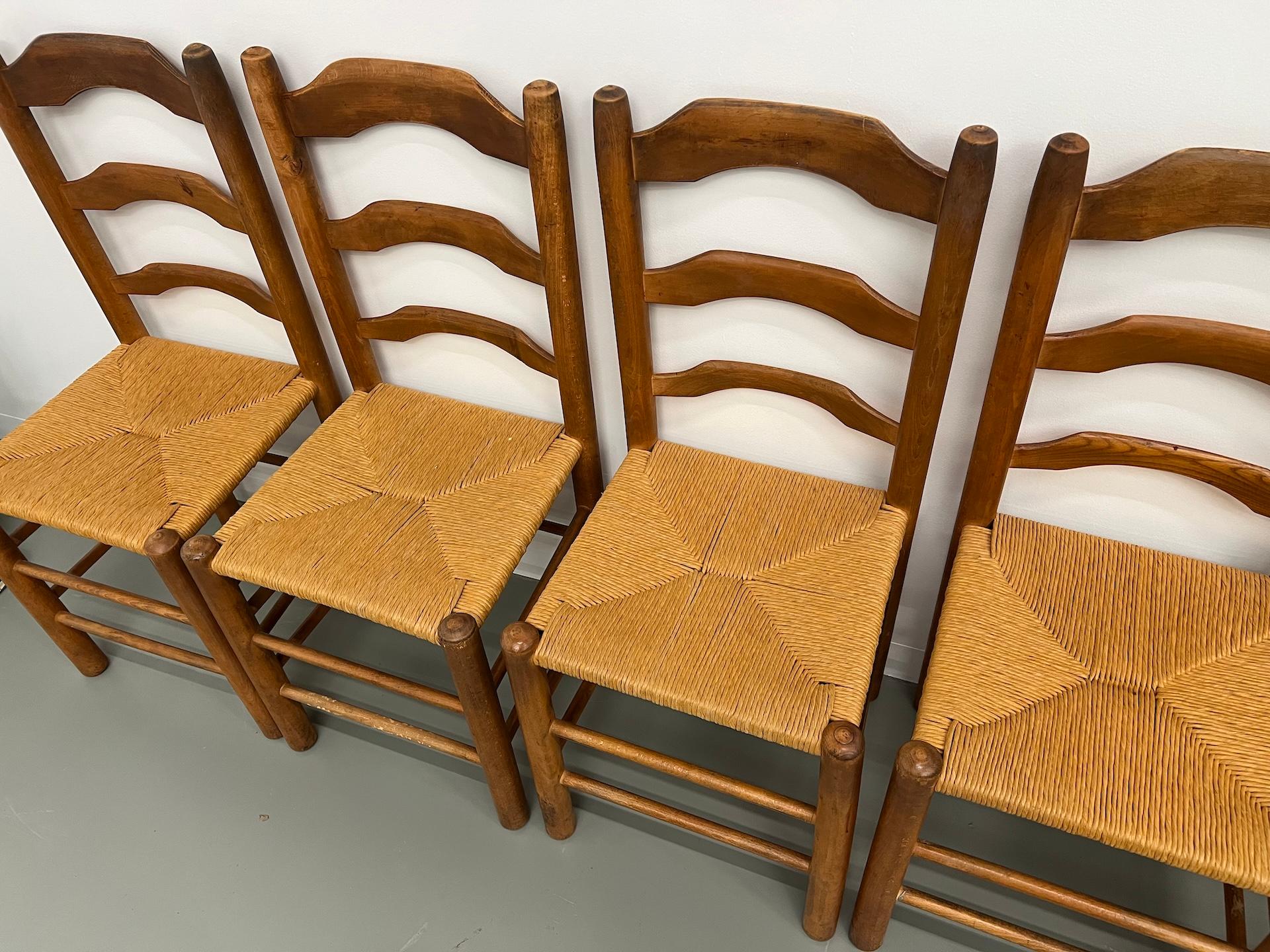 Série de 8 chaises en orme massif et assise moulée en vente 3