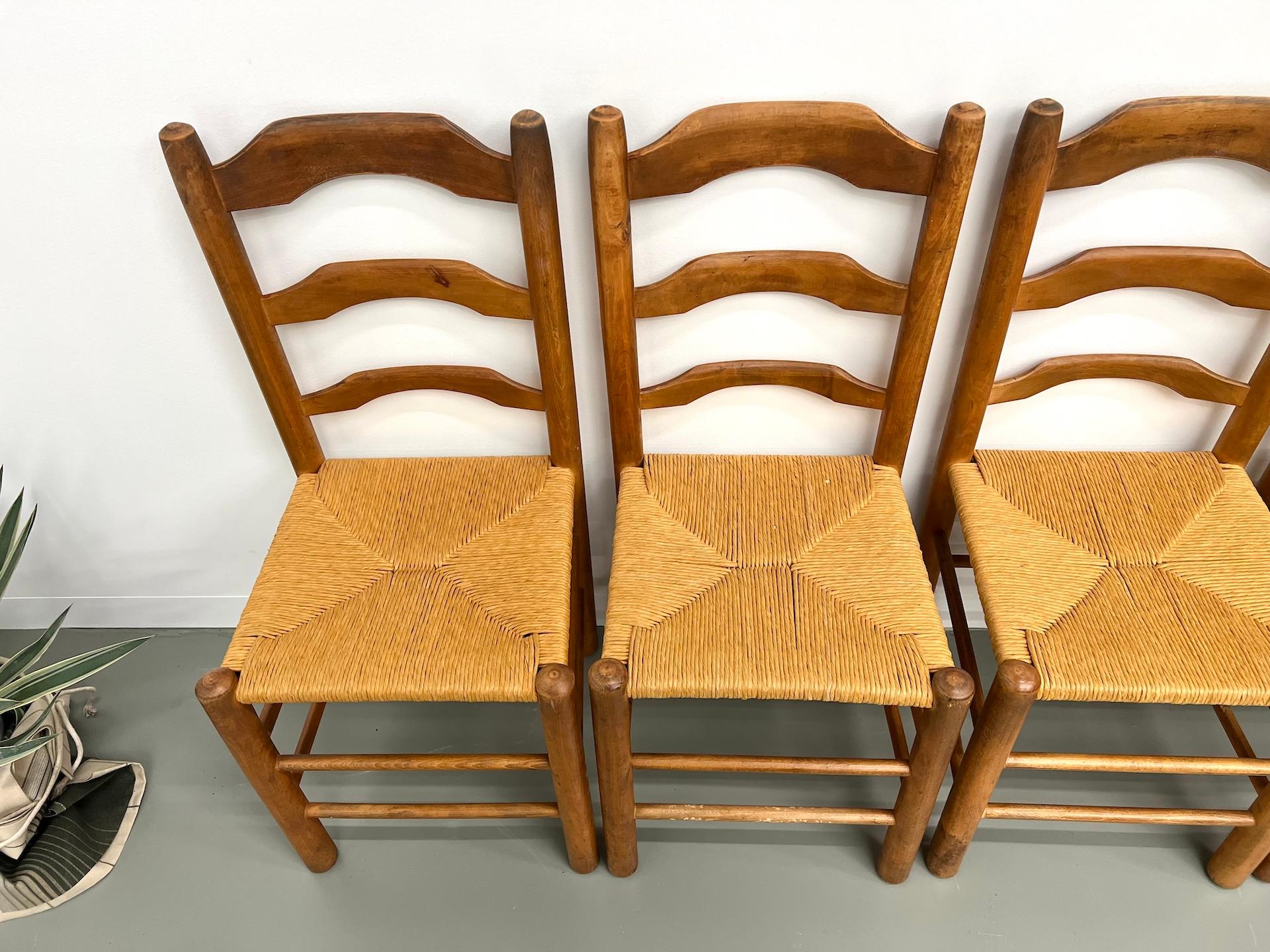 Série de 8 chaises en orme massif et assise moulée en vente 4