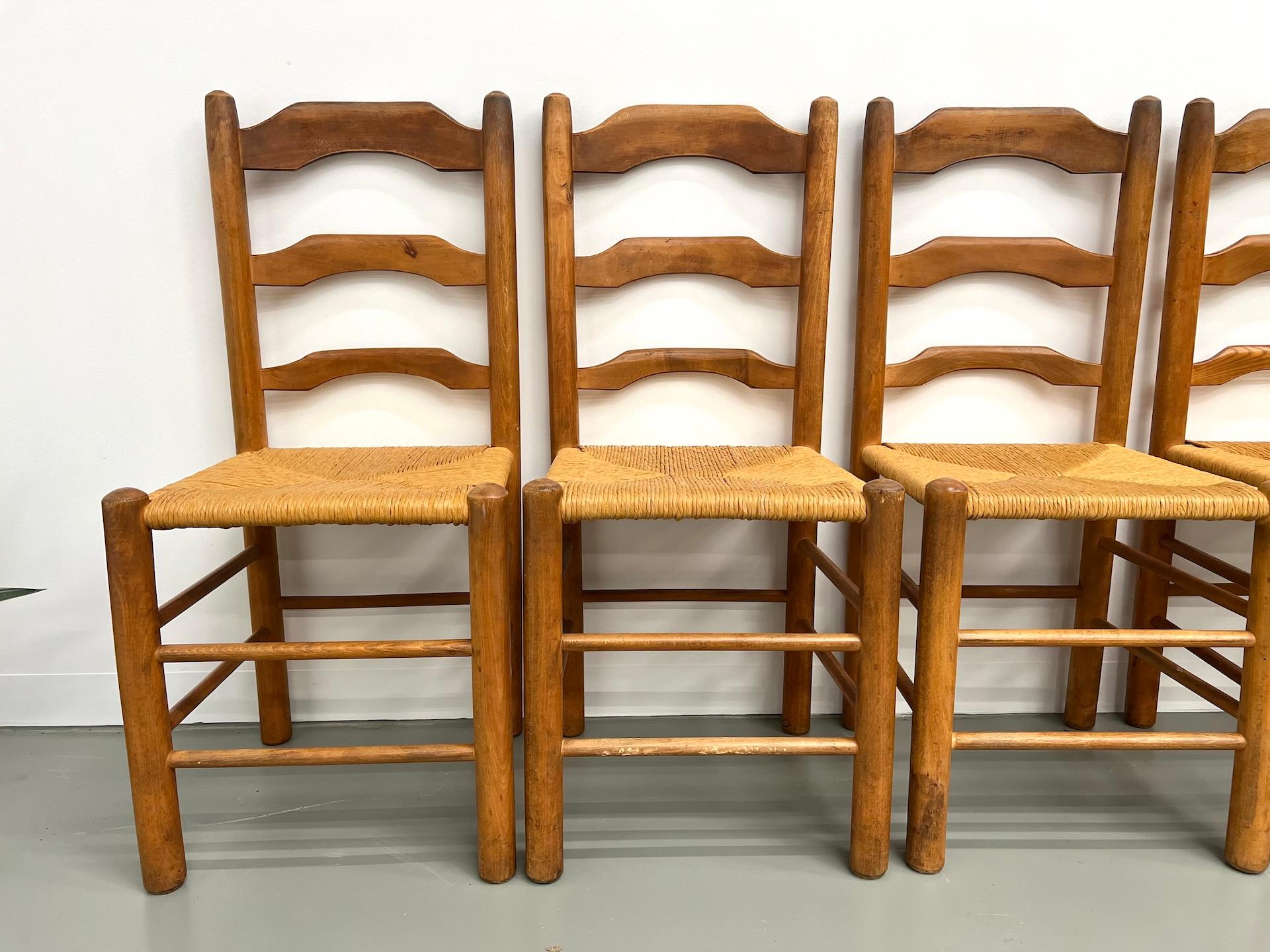 Série de 8 chaises en orme massif et assise moulée en vente 5