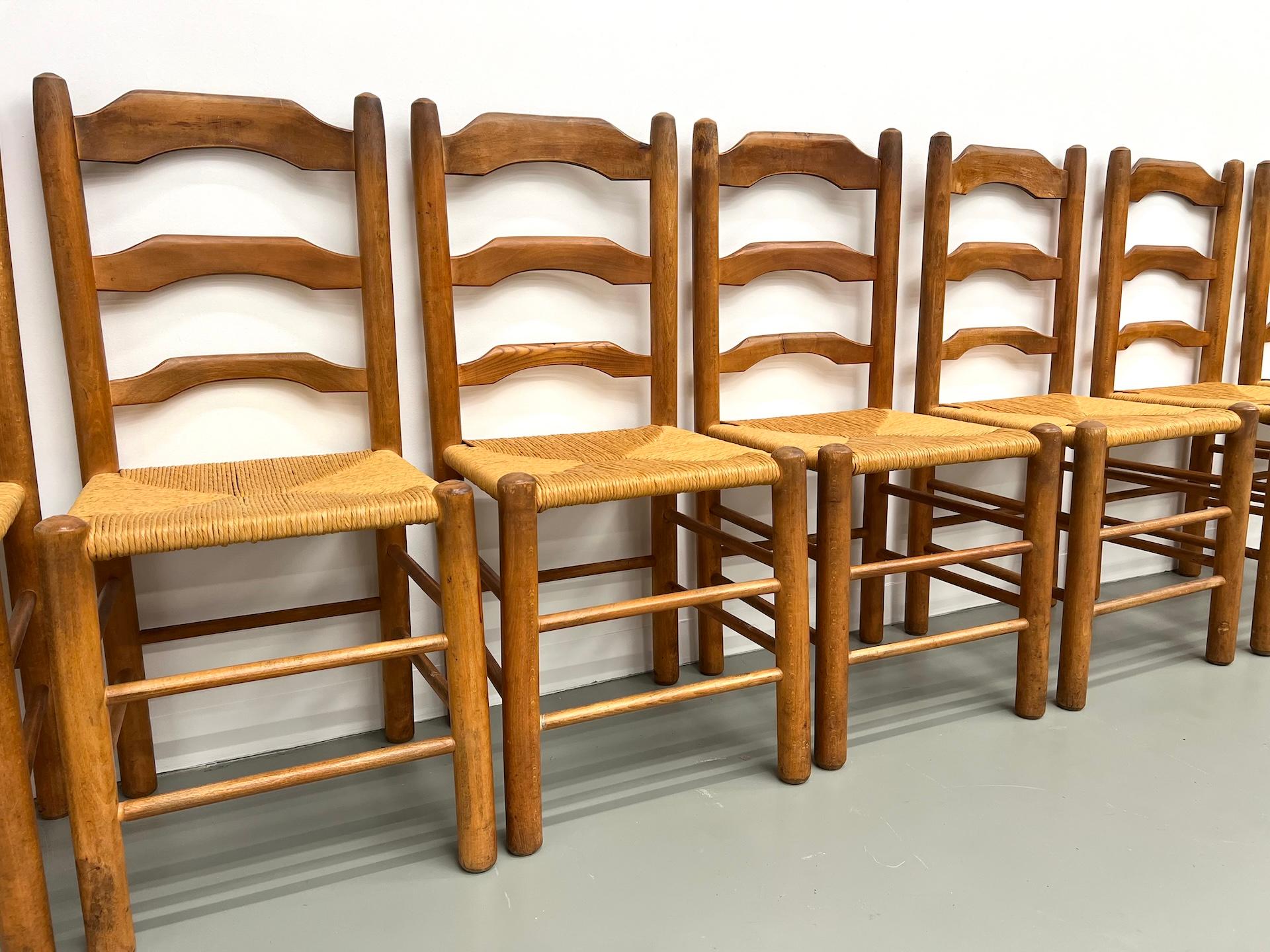 Série de 8 chaises en orme massif et assise moulée en vente 6