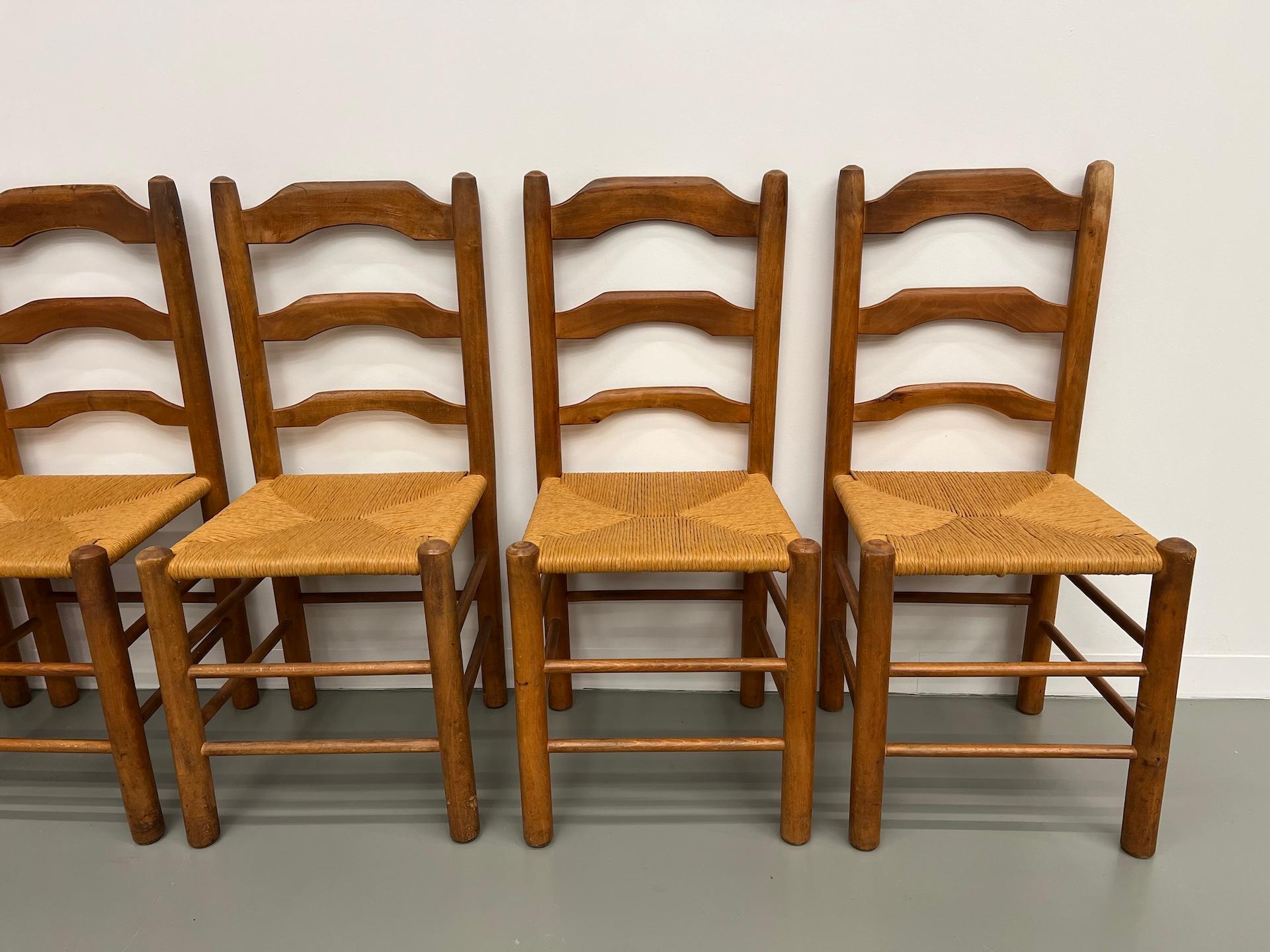 Série de 8 chaises en orme massif et assise moulée en vente 7
