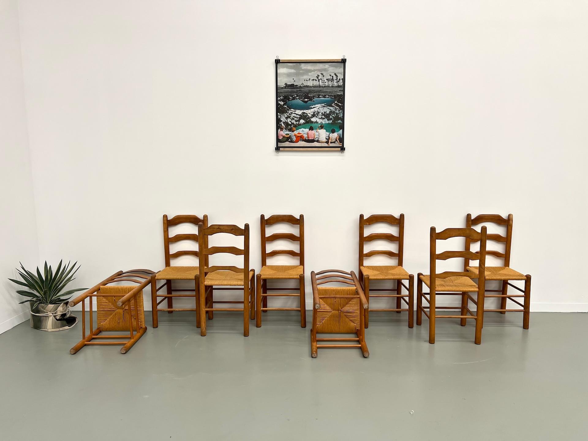 Série de 8 chaises en orme massif et assise moulée en vente 8