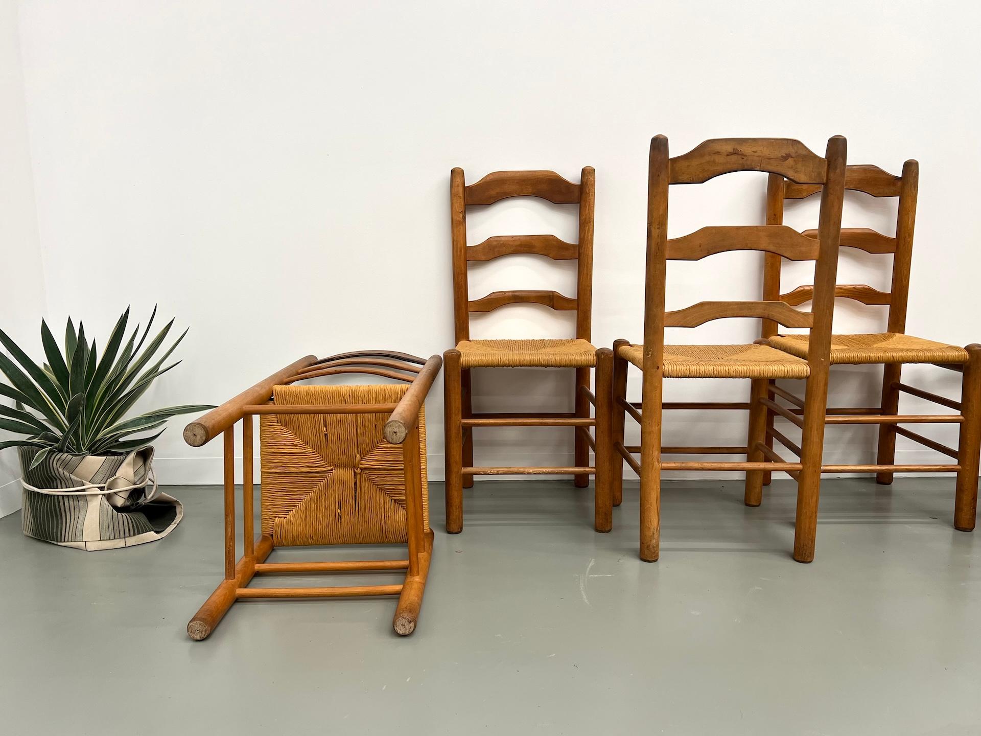 Série de 8 chaises en orme massif et assise moulée en vente 9