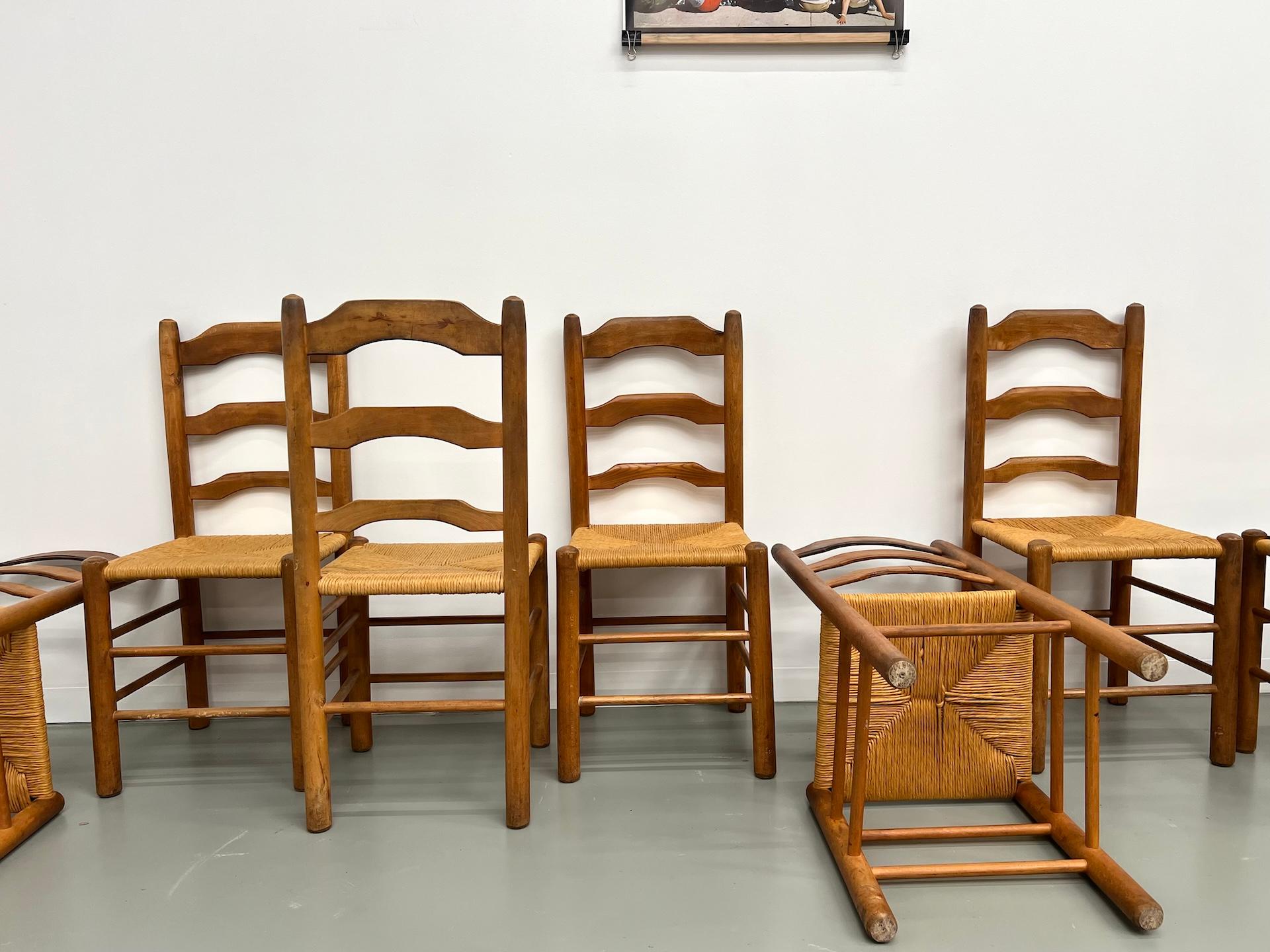 Série de 8 chaises en orme massif et assise moulée en vente 10