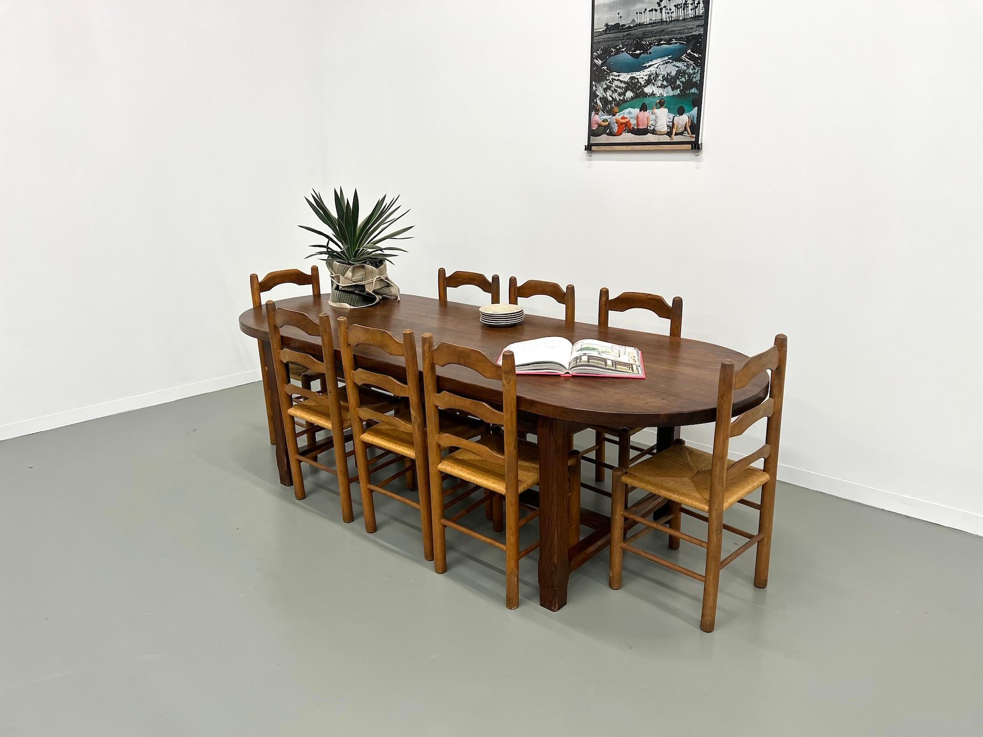 Cette série de chaises des années 1950 est en excellent état. Leur siège est comme neuf mais vintage. Très stables, confortables et solides, ils seront parfaits par exemple autour d'une table de ferme ou d'une grande table familiale et seront le