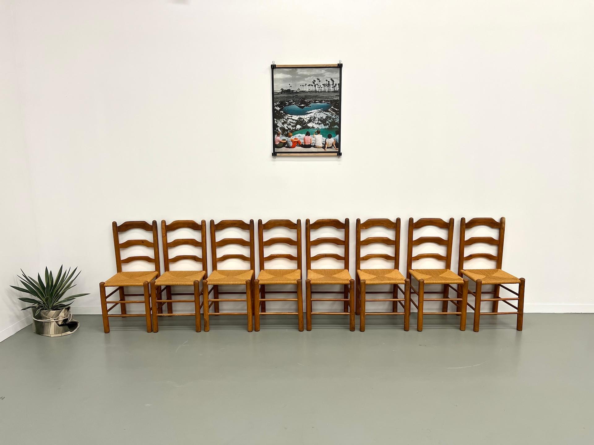 Série de 8 chaises en orme massif et assise moulée Bon état - En vente à LYON, FR
