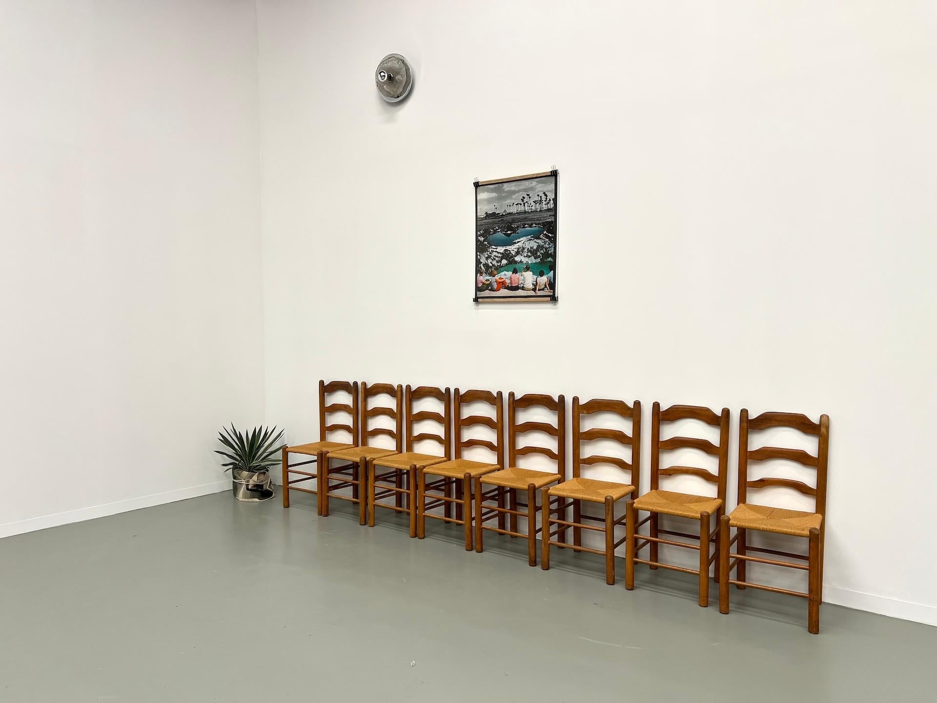 Milieu du XXe siècle Série de 8 chaises en orme massif et assise moulée en vente