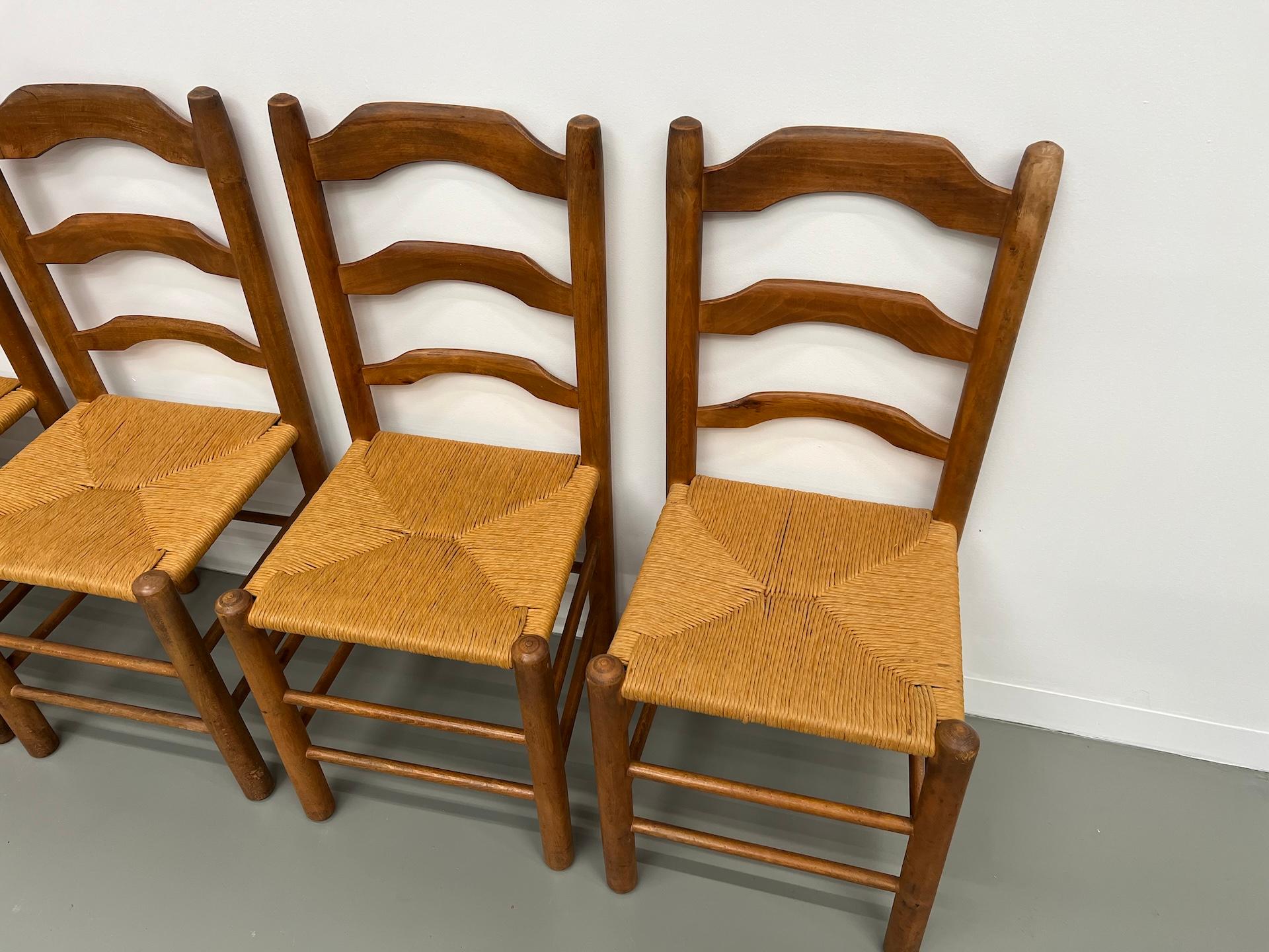 Orme Série de 8 chaises en orme massif et assise moulée en vente