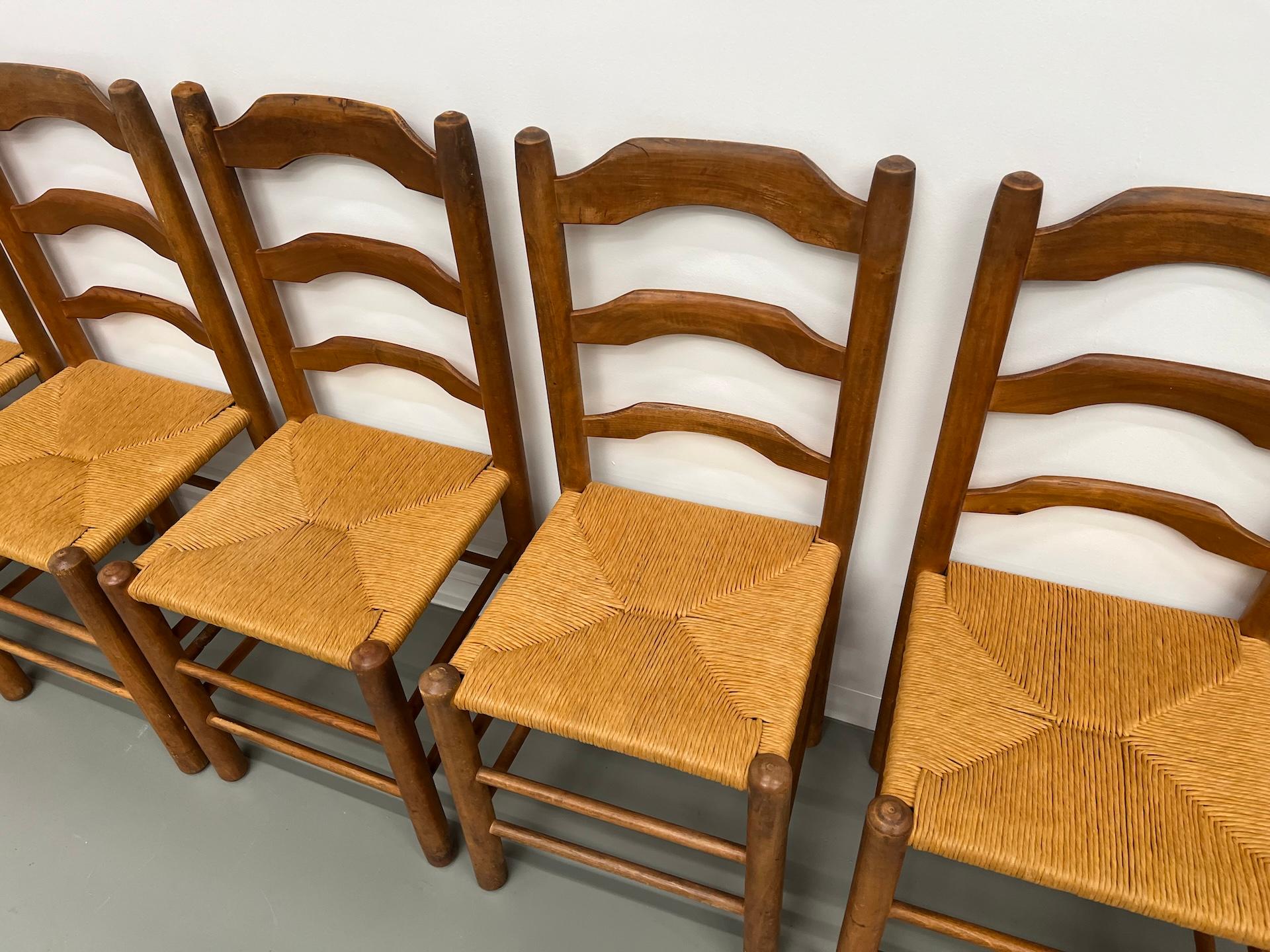 Série de 8 chaises en orme massif et assise moulée en vente 1
