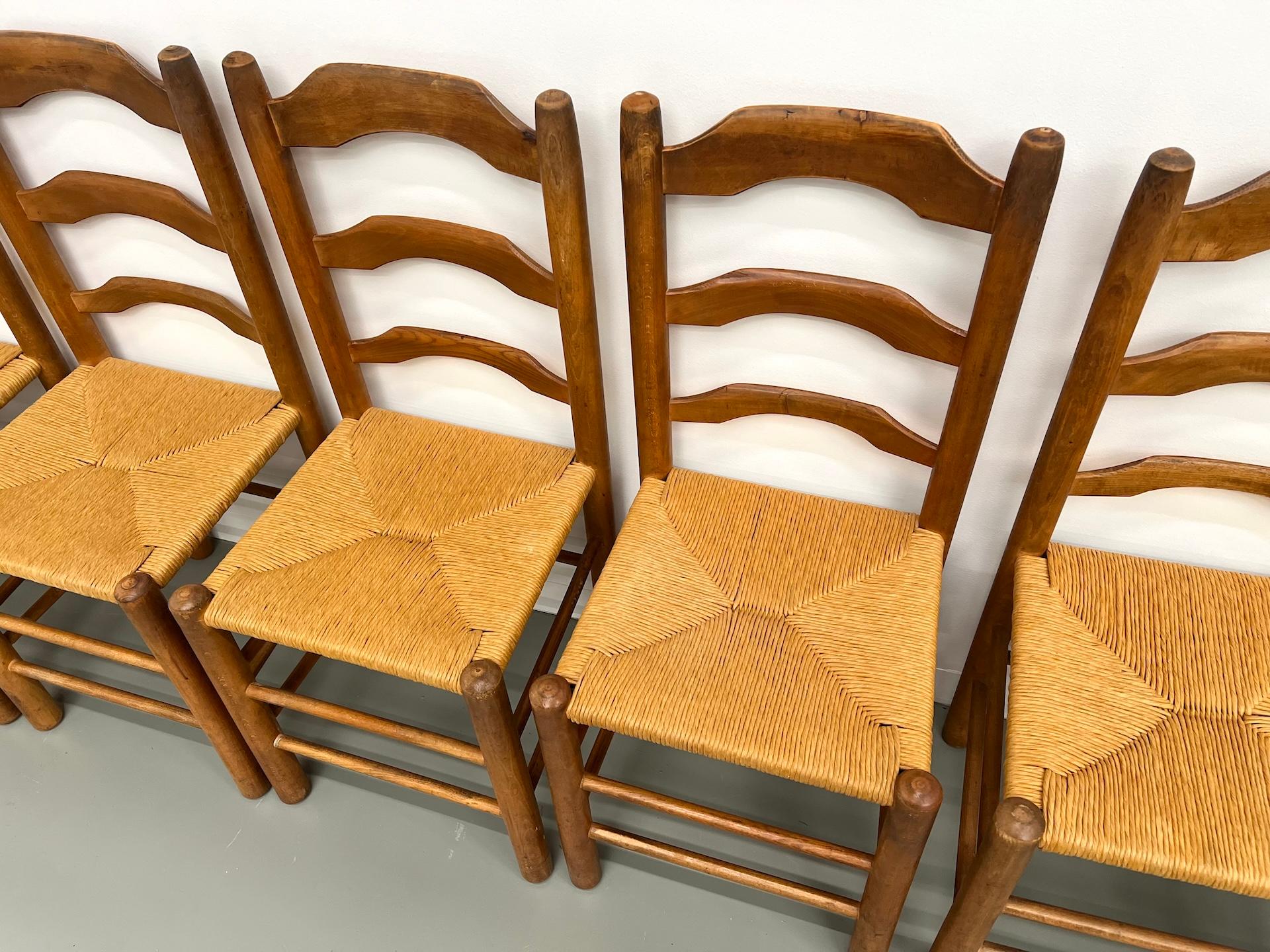 Série de 8 chaises en orme massif et assise moulée en vente 2
