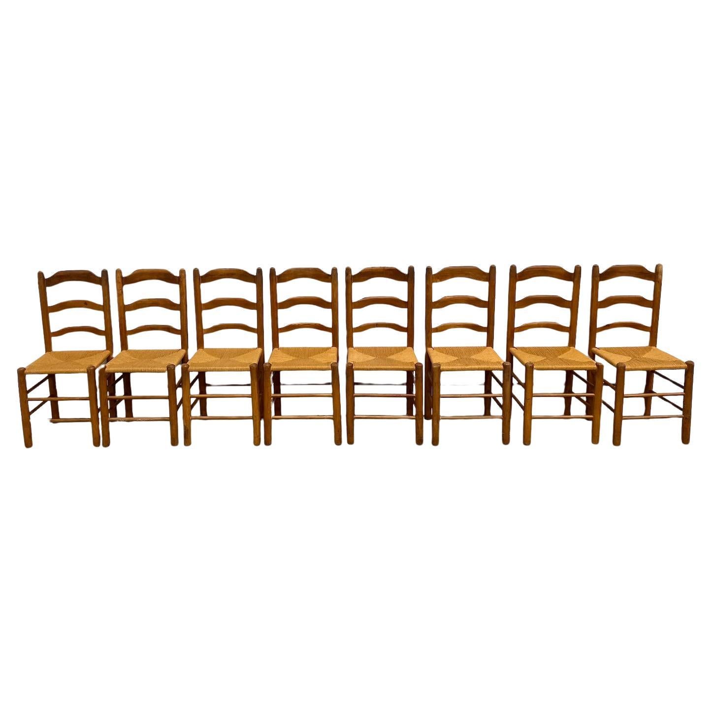 Série de 8 chaises en orme massif et assise moulée en vente