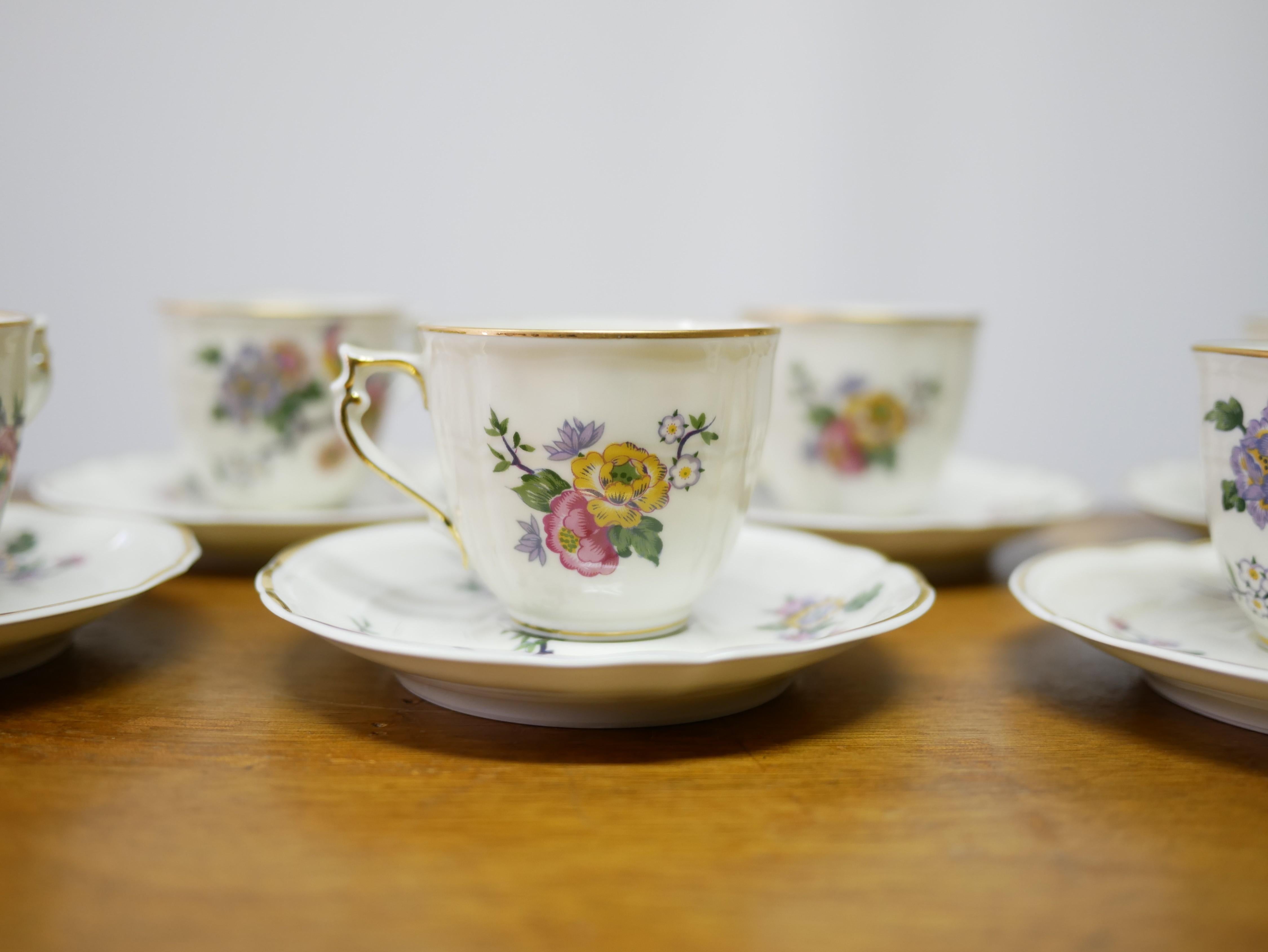 Series of 8 coffee cups and 8 under cups, Bengali model, in Limoges porcelain by the Bernardaud factory.

Elegant lines, delicate patterns with polychrome flowers and birds of paradise. 
Gilded with fine gold.
Set with timeless and authentic charm