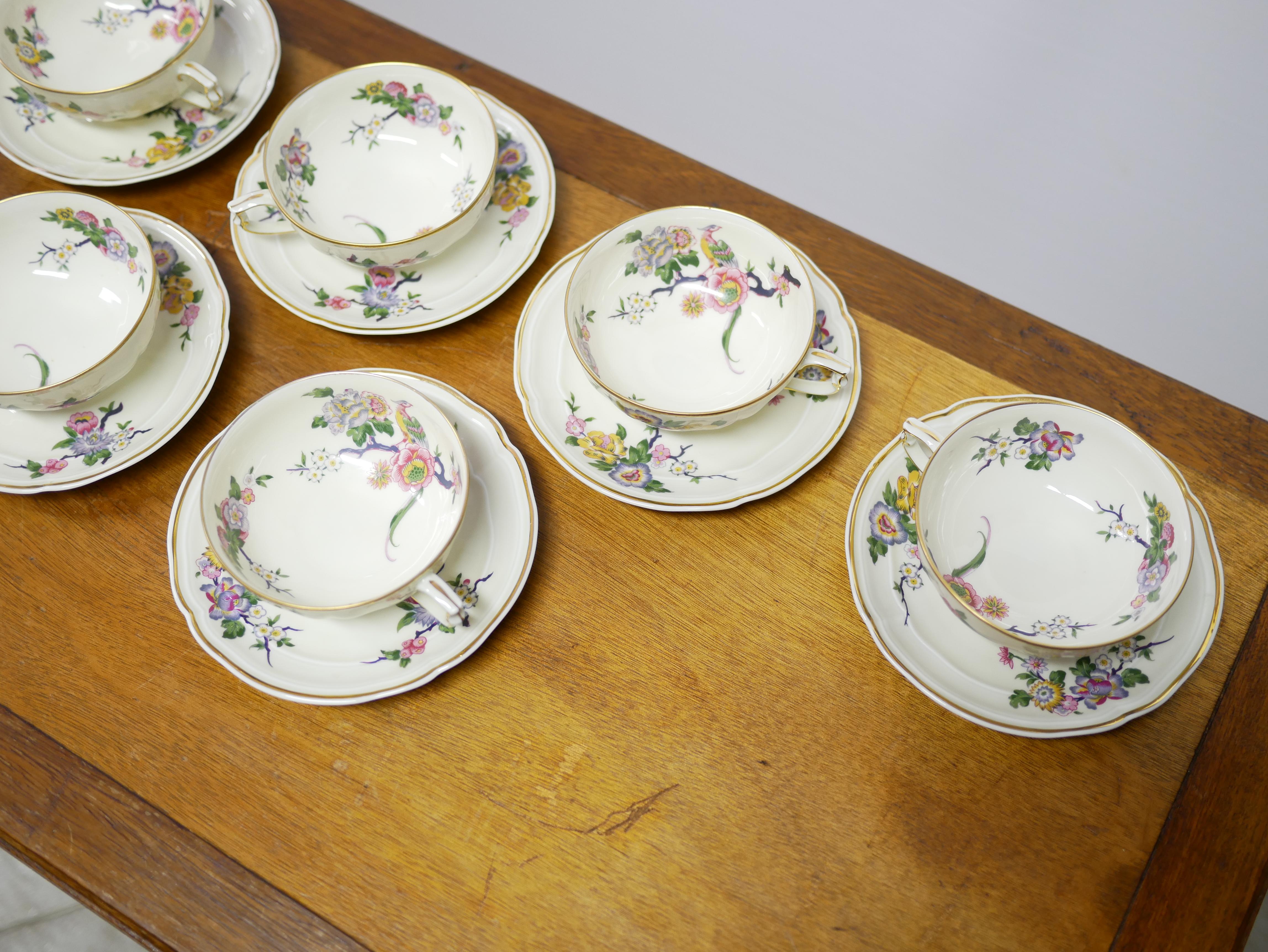Serie de 8 tazas de té y bajo tazas en porcelana de Limoges de Bernardaud en venta 5