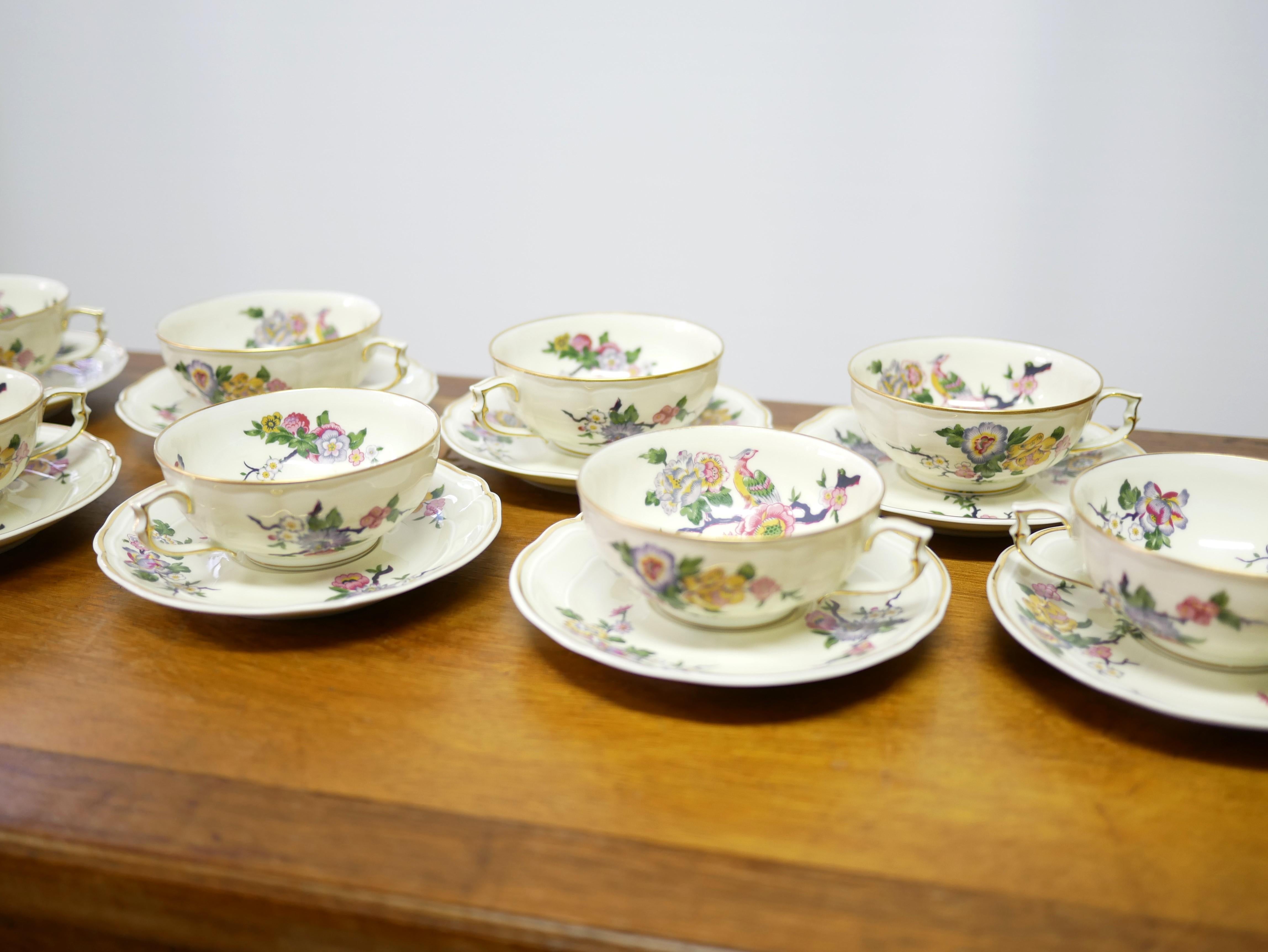 Serie de 8 tazas de té y 8 bajo tazas, modelo bengalí, en porcelana de Limoges de la fábrica Bernardaud.

Líneas elegantes, motivos delicados con flores policromadas y aves del paraíso. 
Dorado con oro fino.
Conjunto con encanto intemporal y