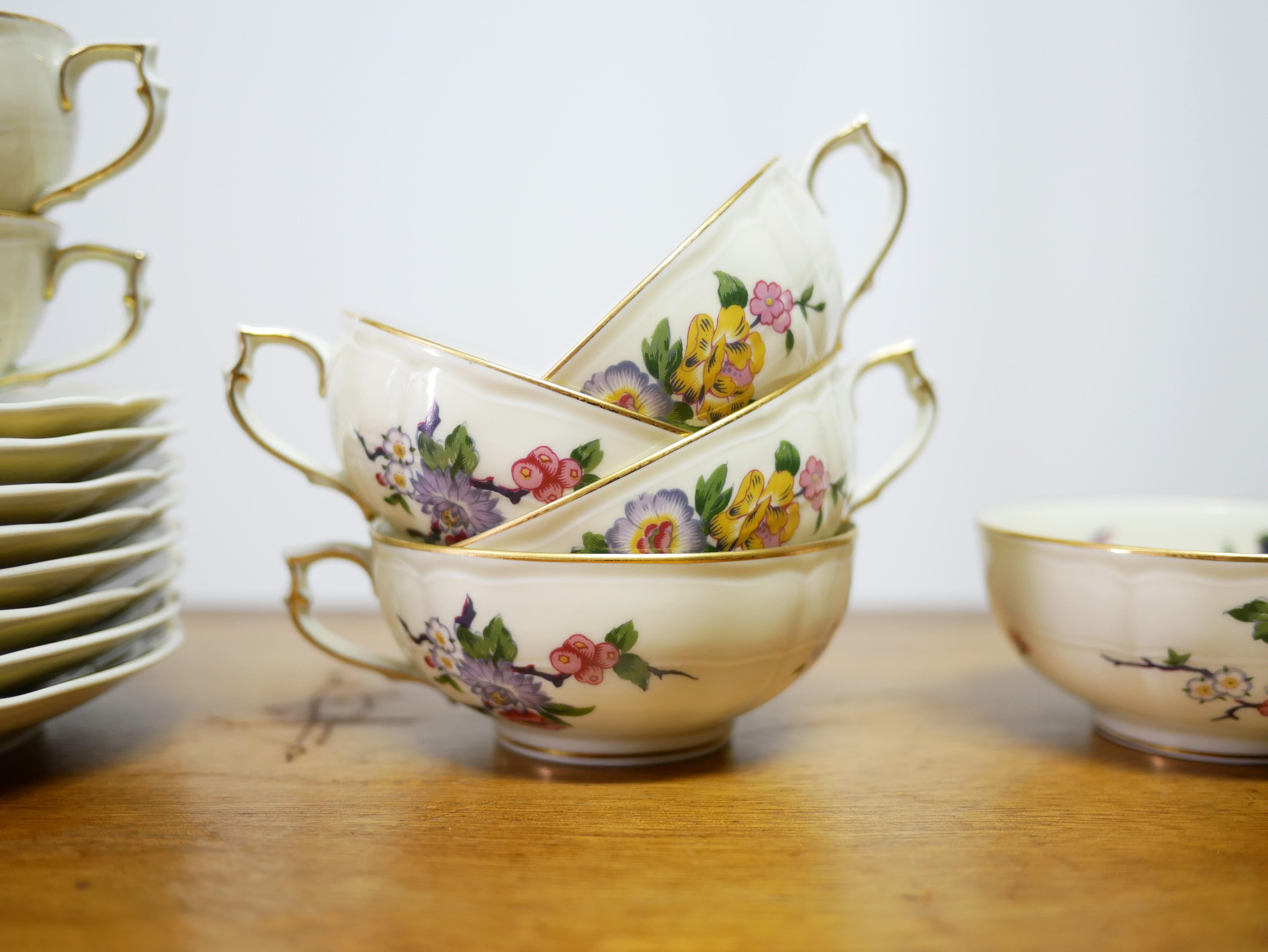 Serie de 8 tazas de té y bajo tazas en porcelana de Limoges de Bernardaud siglo XX en venta